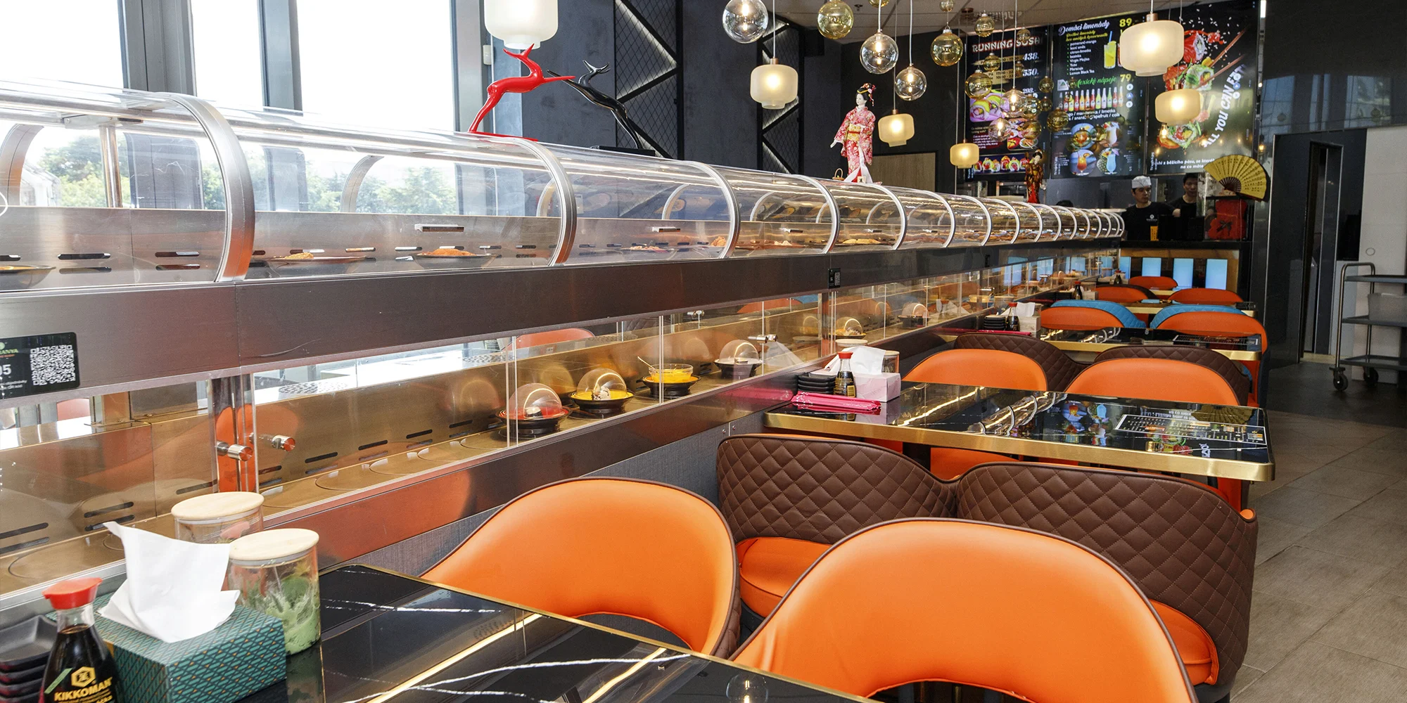 Running sushi: 1,5 hodiny neomezené konzumace sushi a dalších asijských specialit