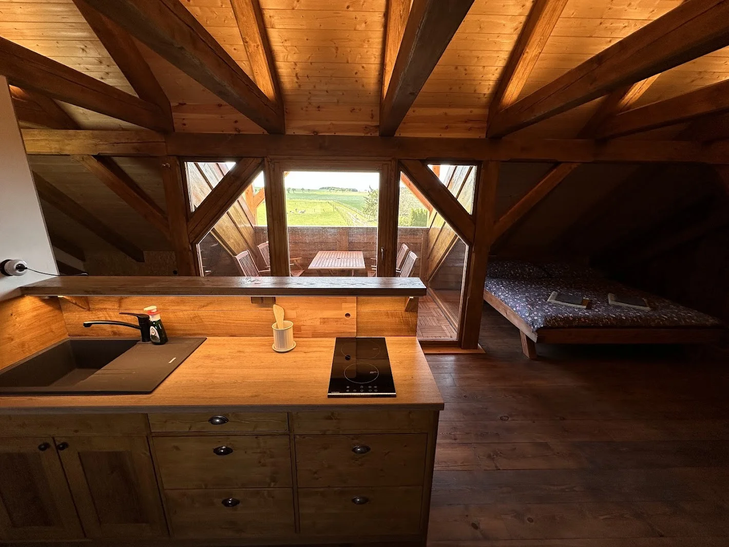 Útulné apartmány na farmě v Posázaví s výhledem na pastviny, vlastní sýrárna i bistro