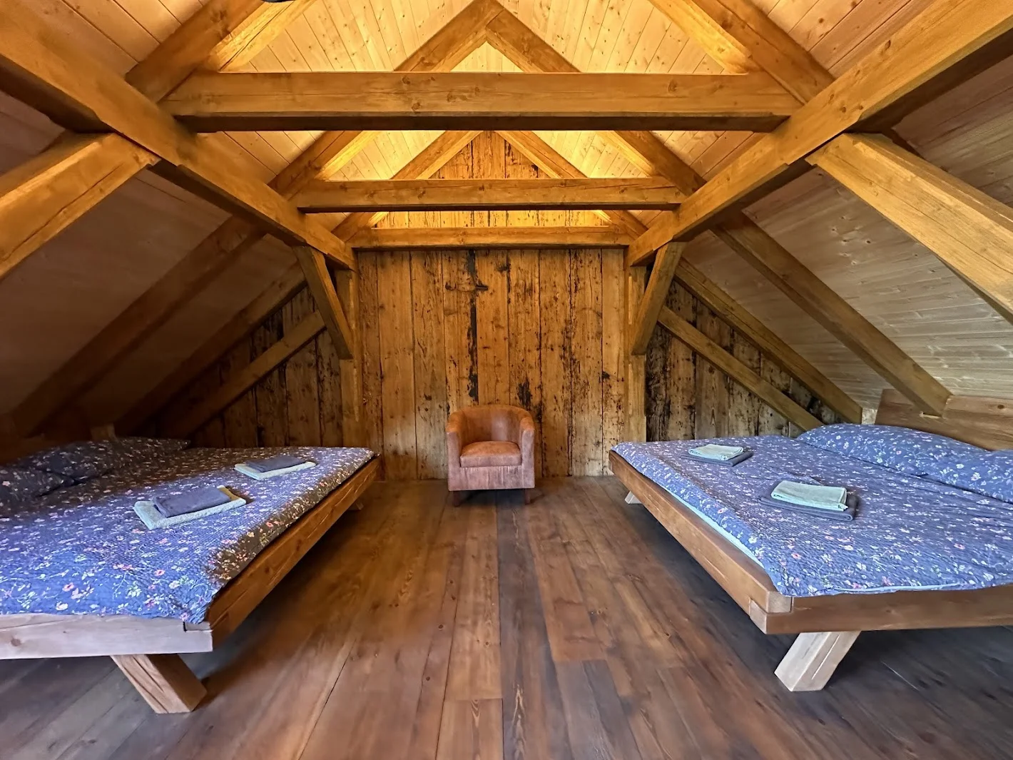 Útulné apartmány na farmě v Posázaví s výhledem na pastviny, vlastní sýrárna i bistro