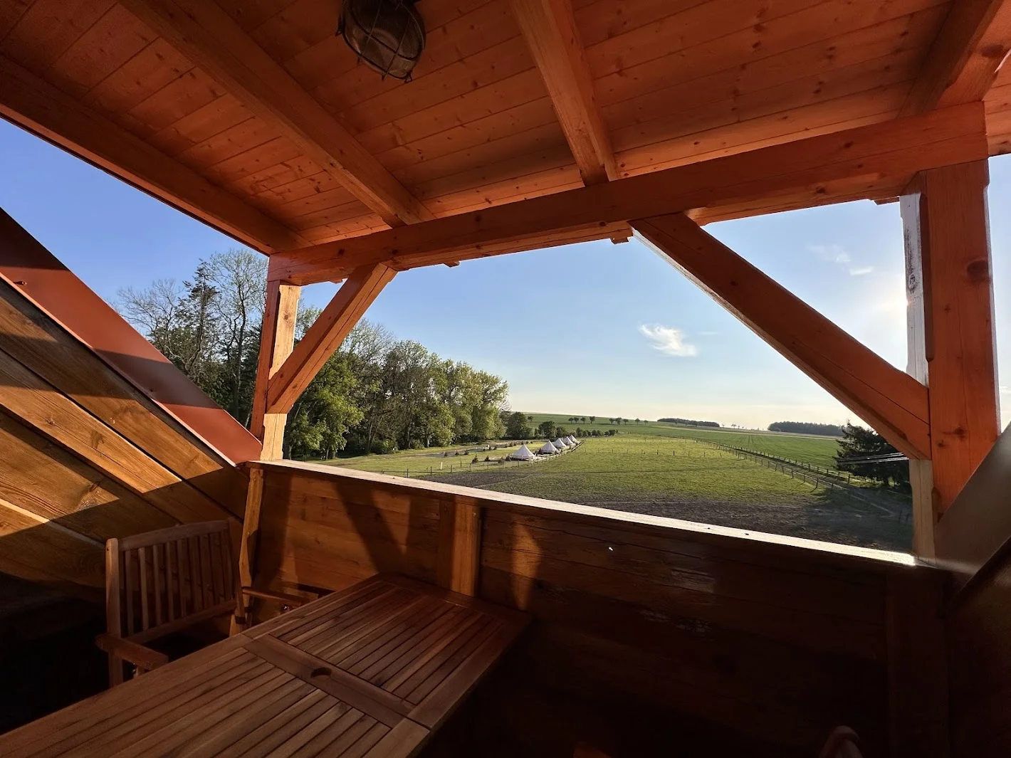 Útulné apartmány na farmě v Posázaví s výhledem na pastviny, vlastní sýrárna i bistro