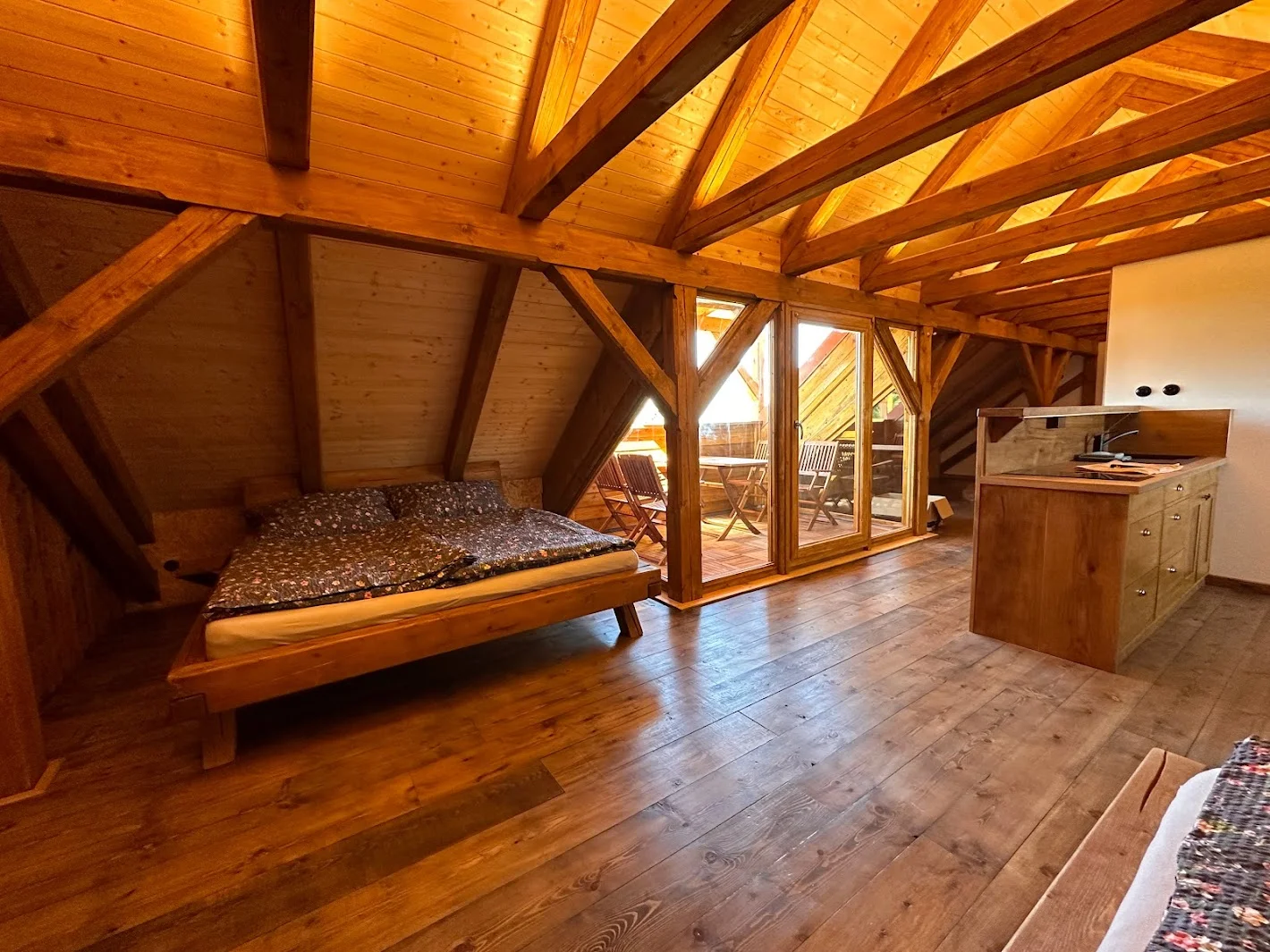 Útulné apartmány na farmě v Posázaví s výhledem na pastviny, vlastní sýrárna i bistro