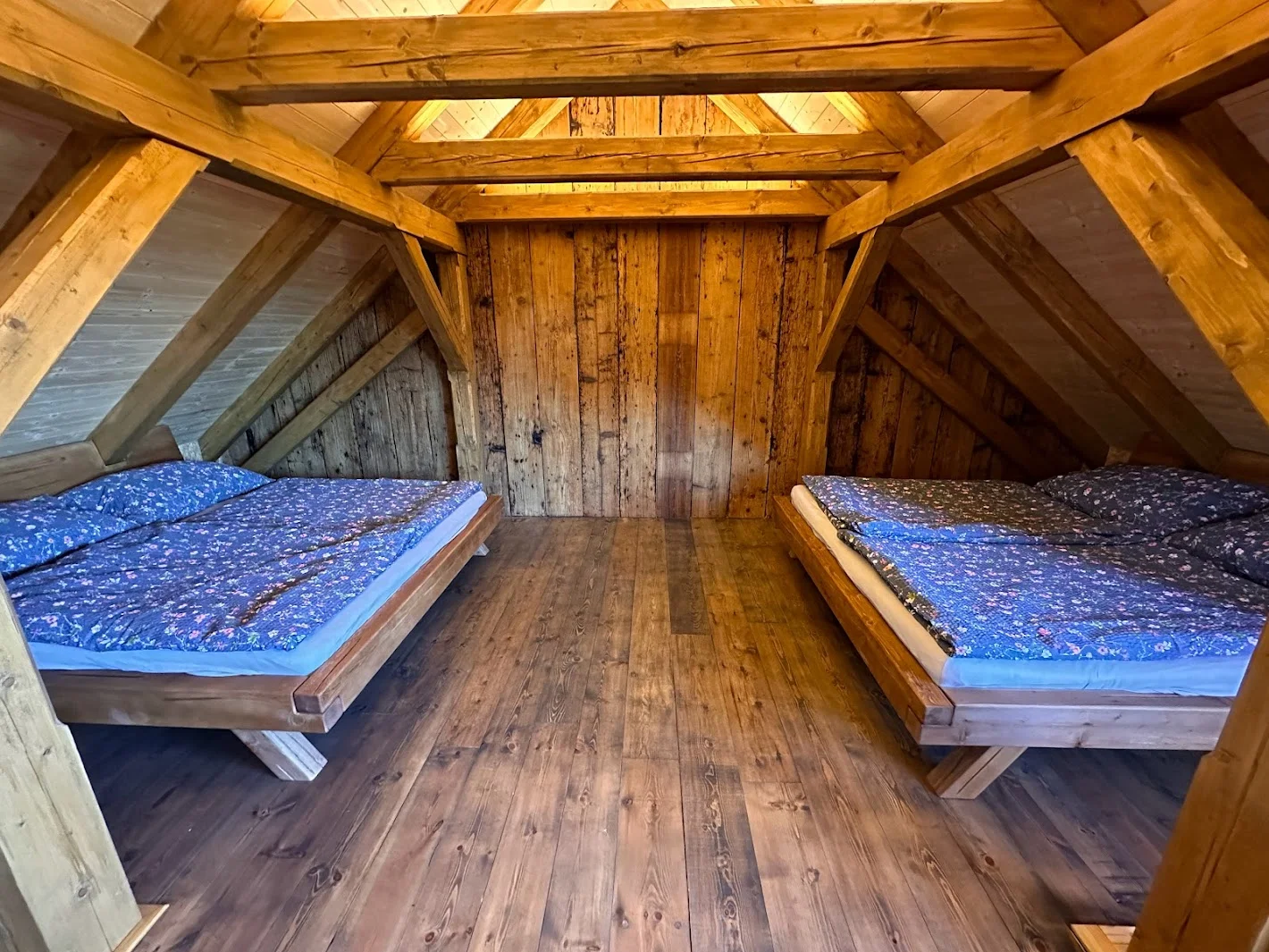 Útulné apartmány na farmě v Posázaví s výhledem na pastviny, vlastní sýrárna i bistro