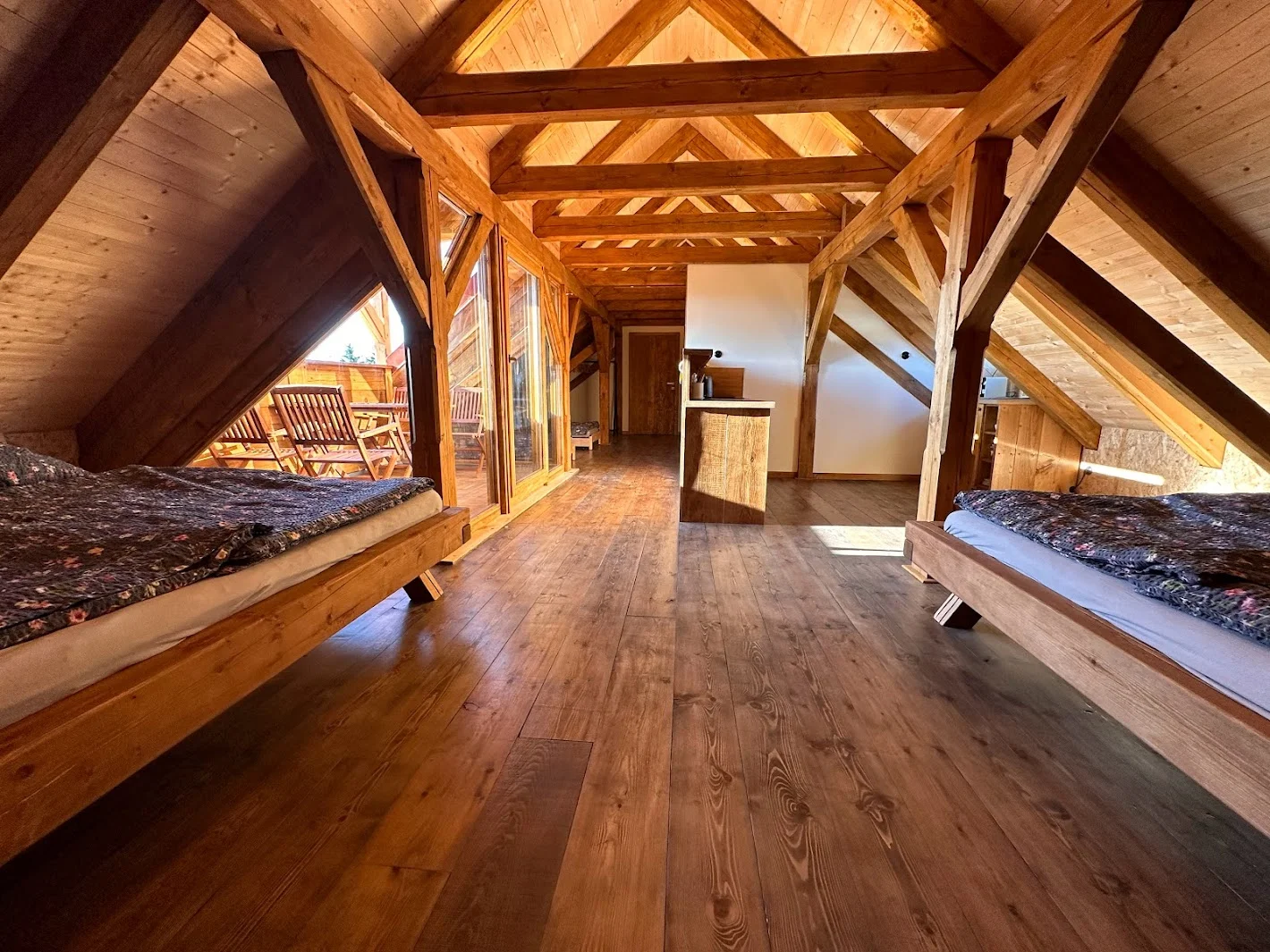 Útulné apartmány na farmě v Posázaví s výhledem na pastviny, vlastní sýrárna i bistro