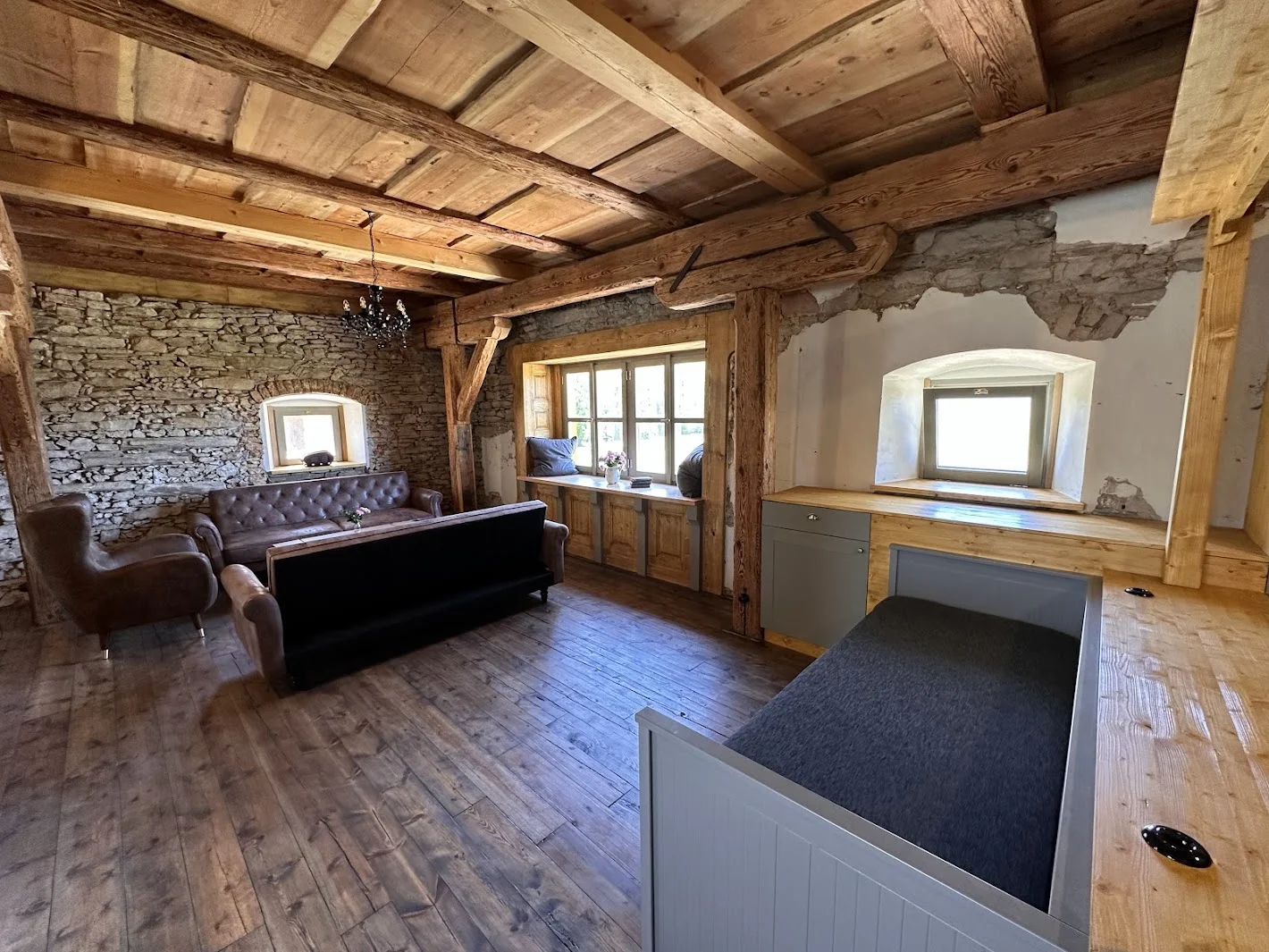 Útulné apartmány na farmě v Posázaví s výhledem na pastviny, vlastní sýrárna i bistro