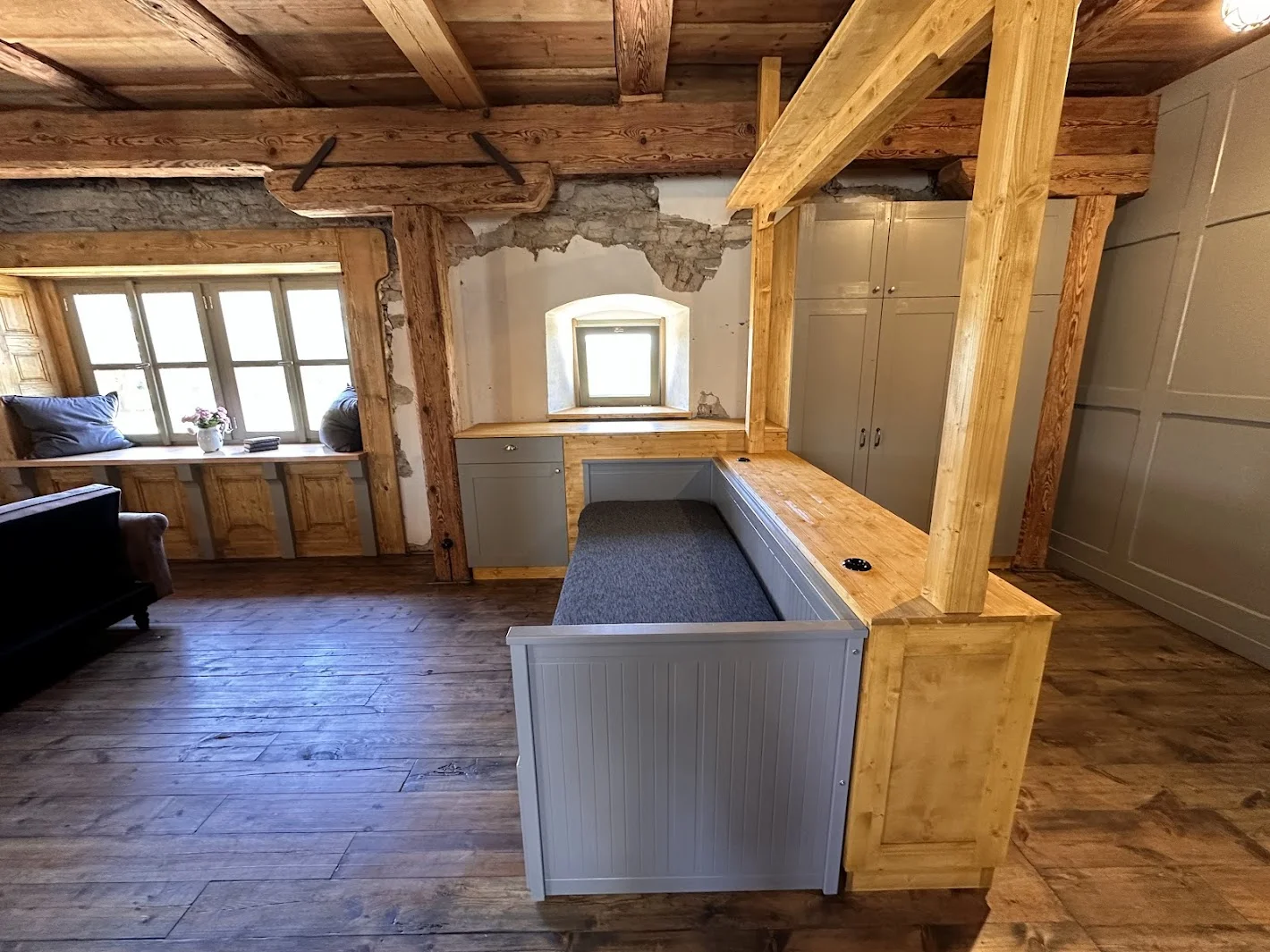 Útulné apartmány na farmě v Posázaví s výhledem na pastviny, vlastní sýrárna i bistro