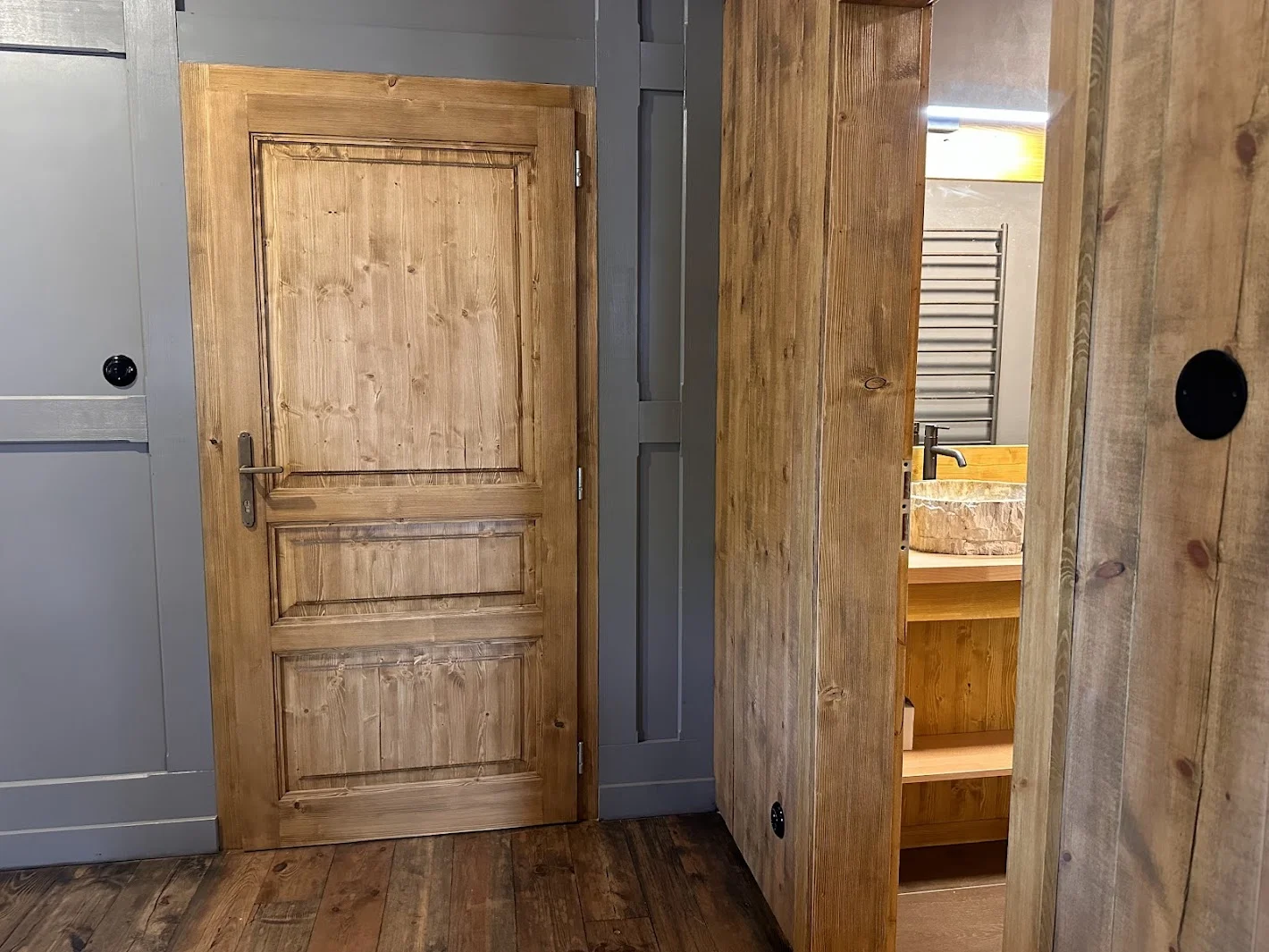 Útulné apartmány na farmě v Posázaví s výhledem na pastviny, vlastní sýrárna i bistro