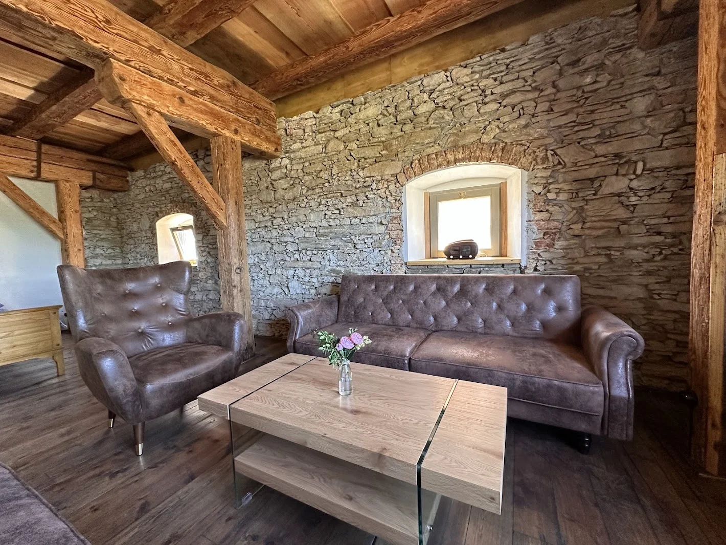 Útulné apartmány na farmě v Posázaví s výhledem na pastviny, vlastní sýrárna i bistro