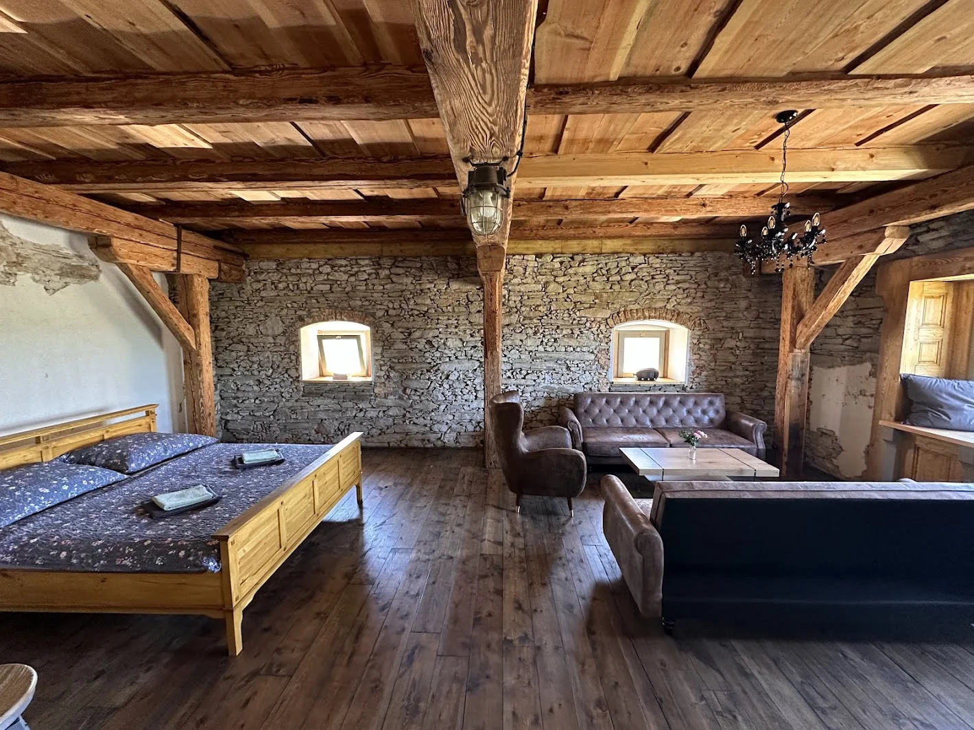 Útulné apartmány na farmě v Posázaví s výhledem na pastviny, vlastní sýrárna i bistro