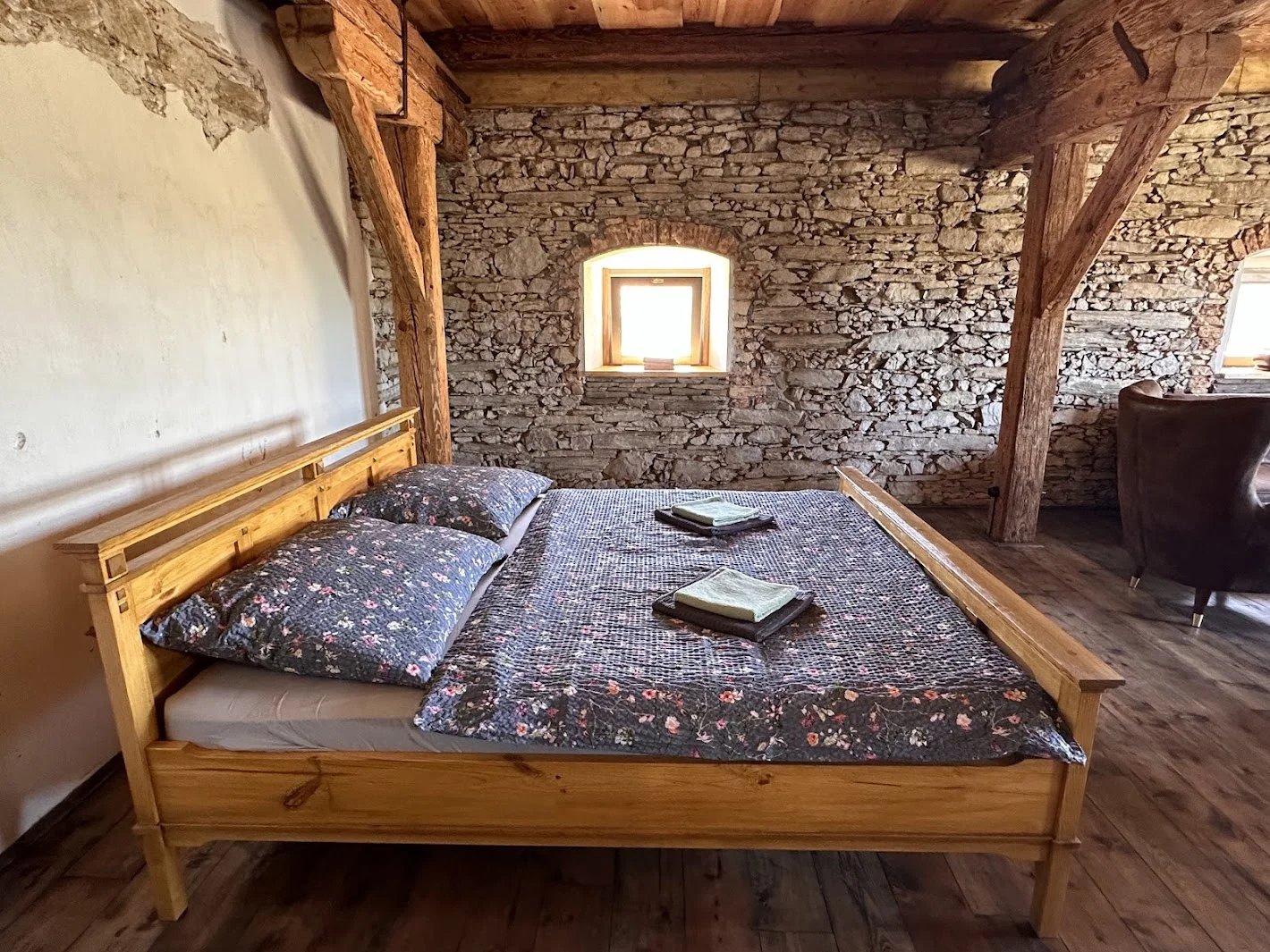 Útulné apartmány na farmě v Posázaví s výhledem na pastviny, vlastní sýrárna i bistro