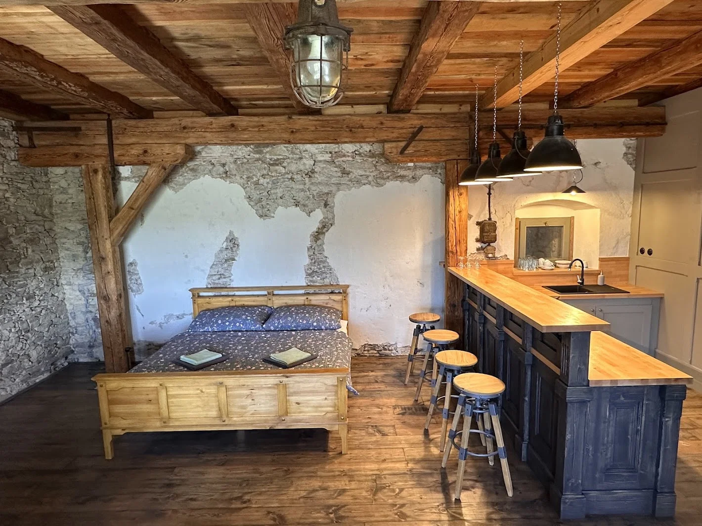 Útulné apartmány na farmě v Posázaví s výhledem na pastviny, vlastní sýrárna i bistro