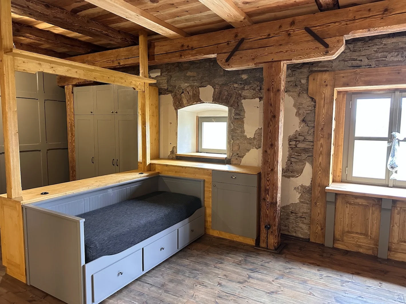 Útulné apartmány na farmě v Posázaví s výhledem na pastviny, vlastní sýrárna i bistro