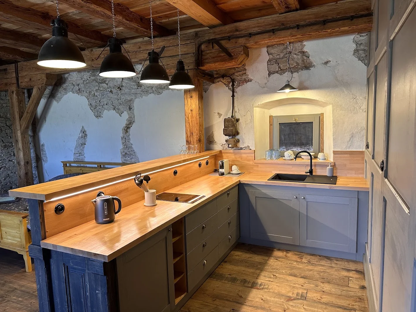 Útulné apartmány na farmě v Posázaví s výhledem na pastviny, vlastní sýrárna i bistro