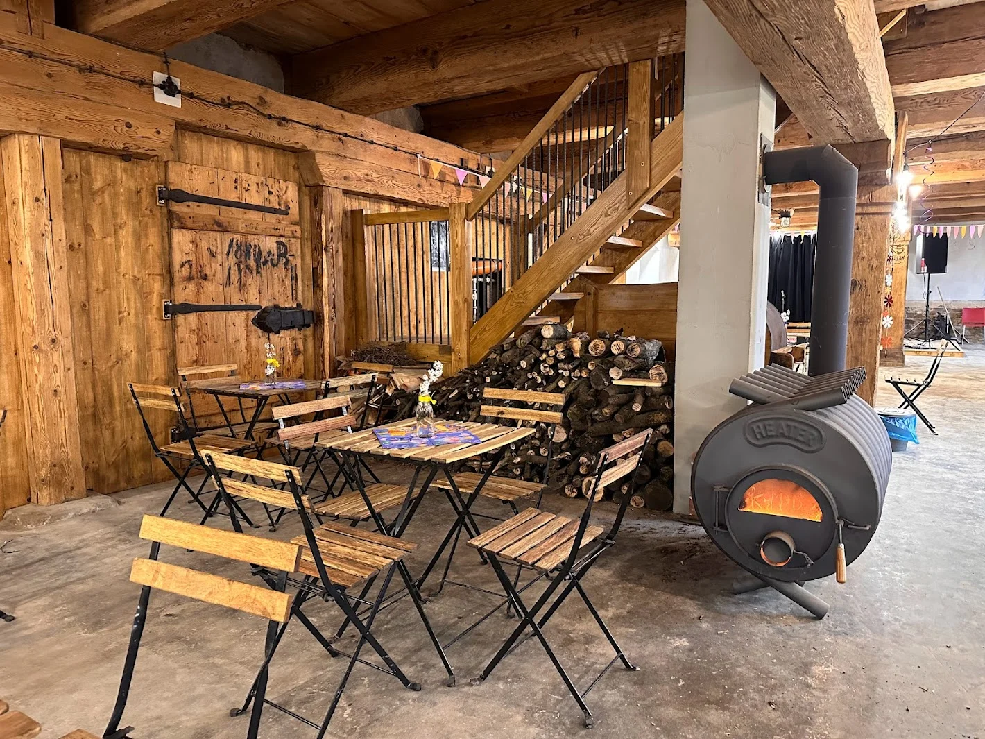 Útulné apartmány na farmě v Posázaví s výhledem na pastviny, vlastní sýrárna i bistro