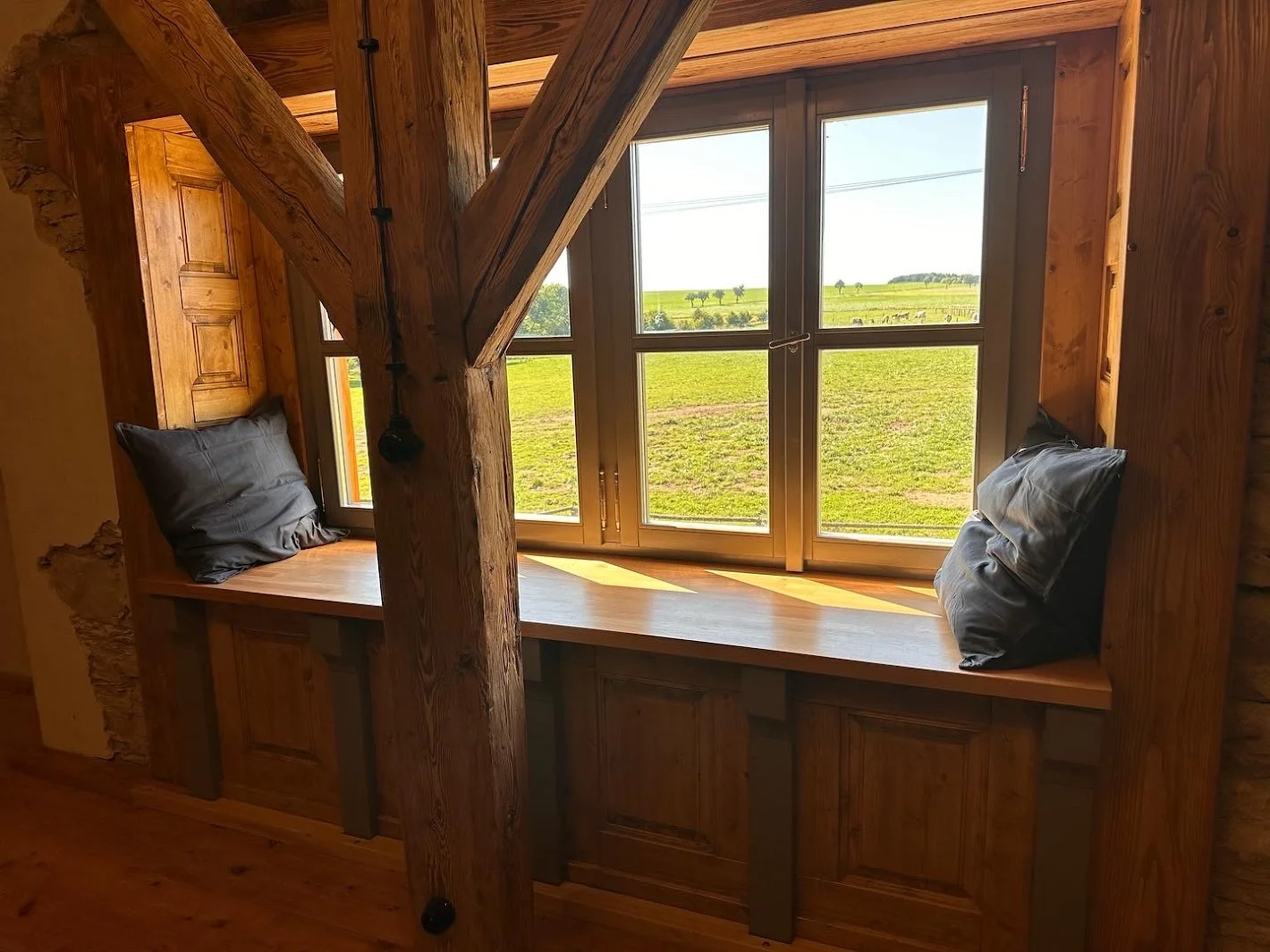 Útulné apartmány na farmě v Posázaví s výhledem na pastviny, vlastní sýrárna i bistro