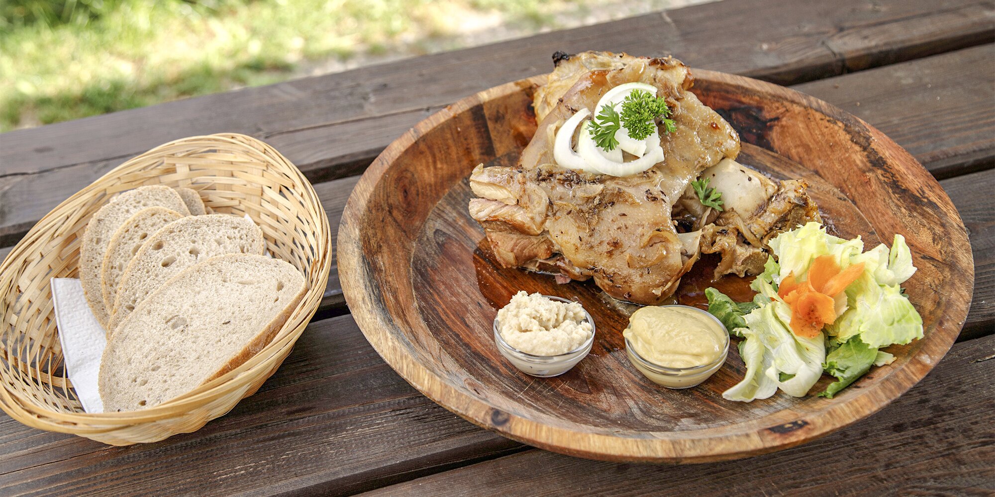 1,3 až 1,8 kg pečeného vepřového kolena s přílohou