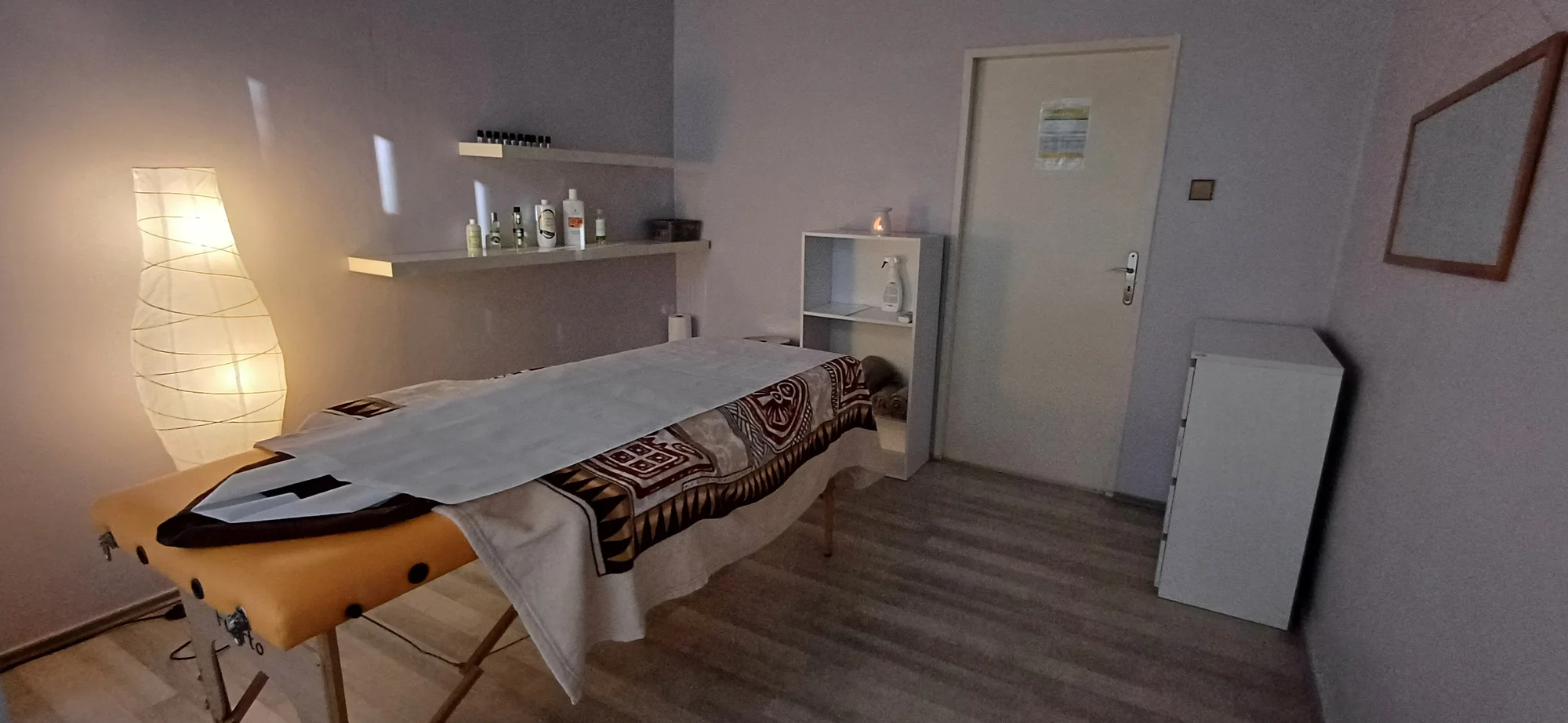 Celotělová aroma masáž (60 minut): záda, šíje, nohy i ruce