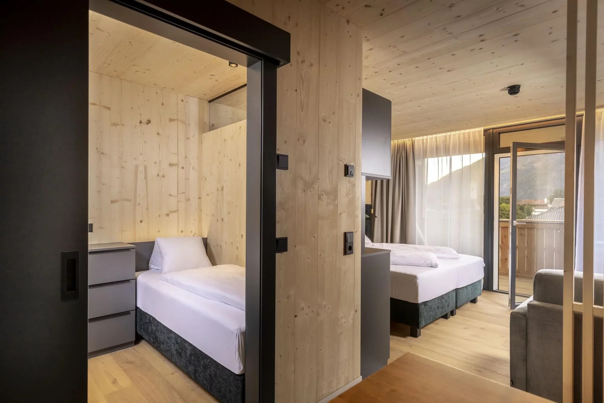 Lyžování v Lienzských Dolomitech: hotel s wellness a polopenzí, možnost sauny na pokoji