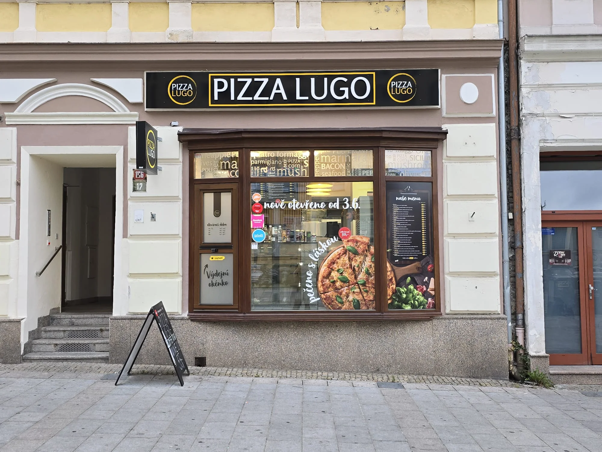 Pizza do krabice: Margerita, Hawai i Quattro Formaggi, 32 cm, voucher na jednu nebo dvě pizzy