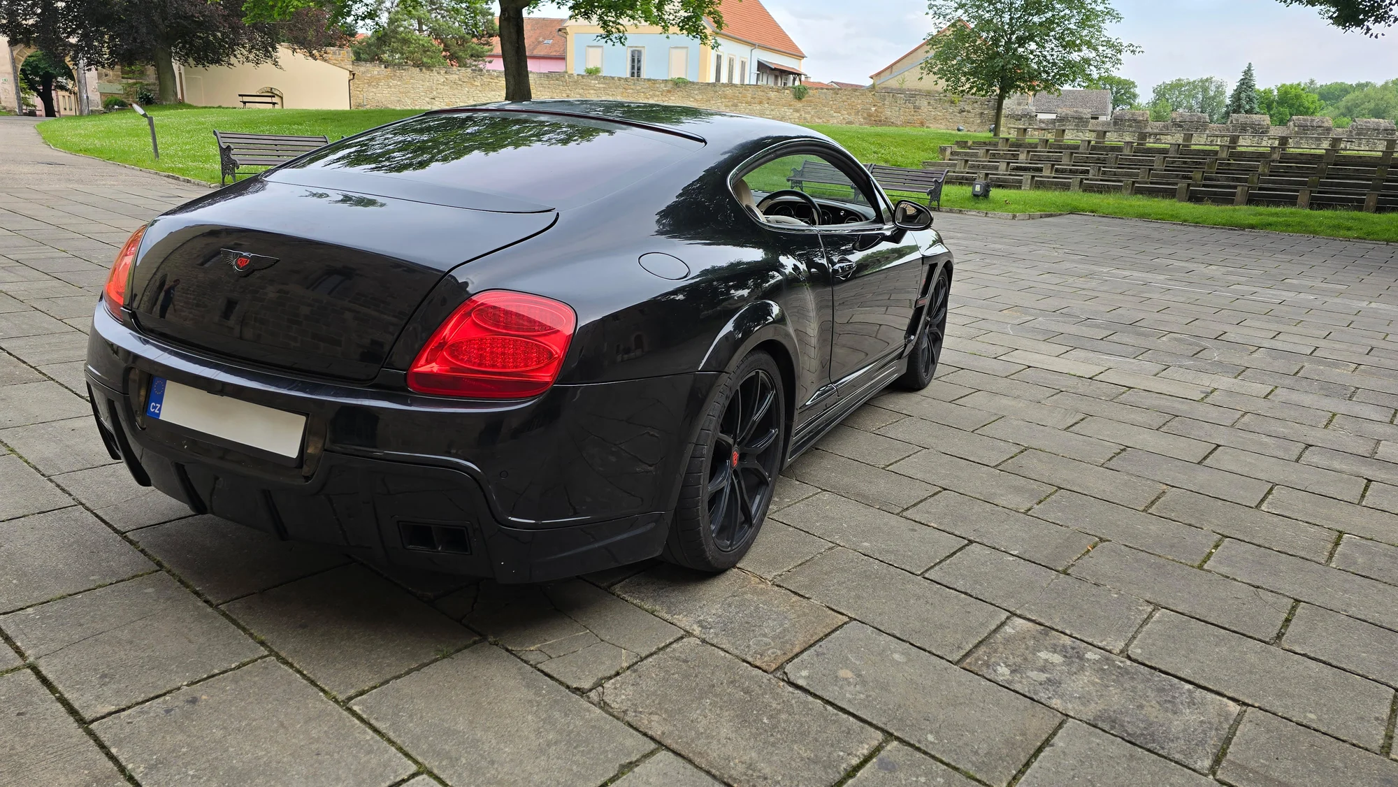 Bentley Continental: 15 min. spolujízdy nebo až 60 min. řízení i s focením