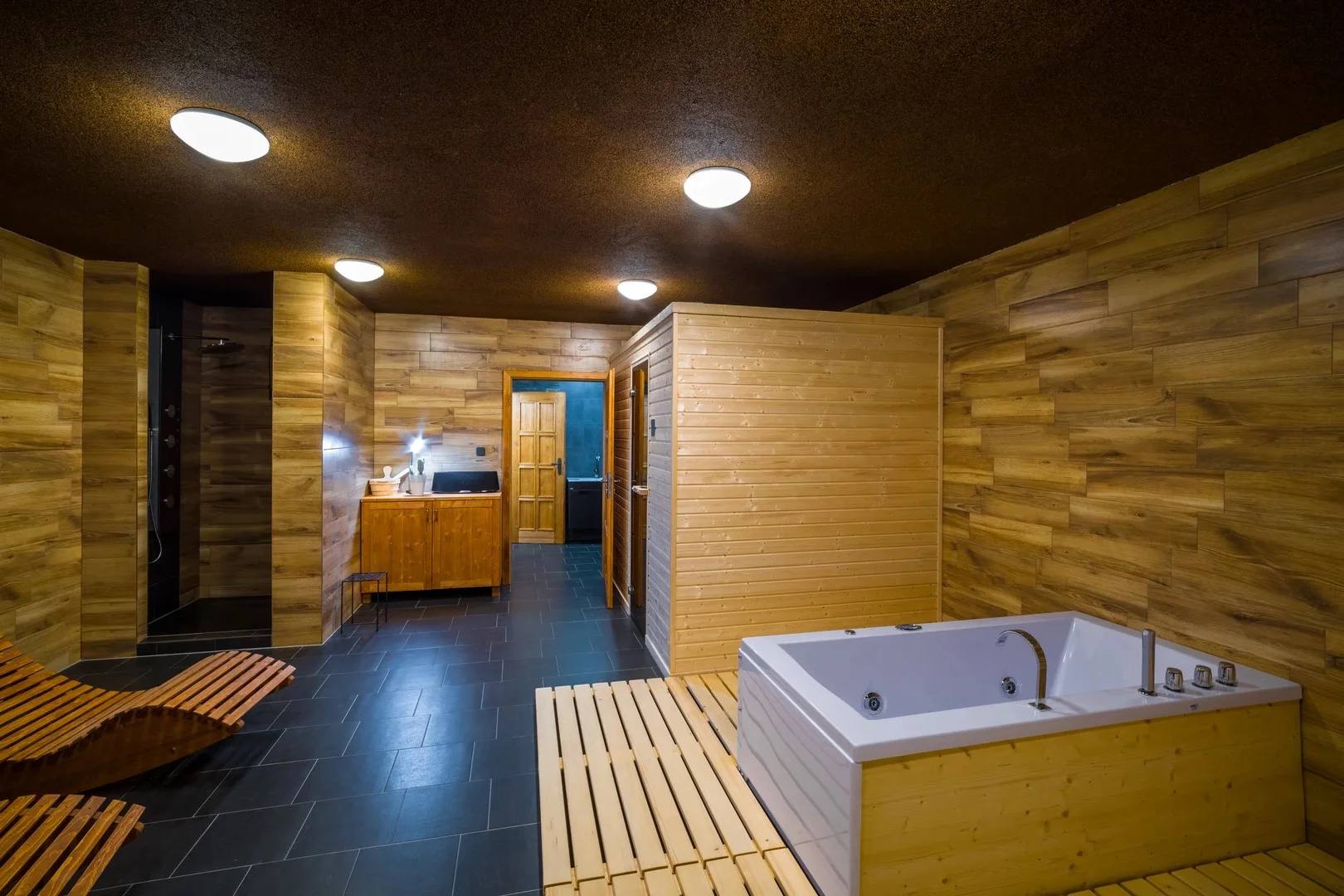 Privátní wellness se saunou a vířivkou i lahev vína nebo prosecca pro dva