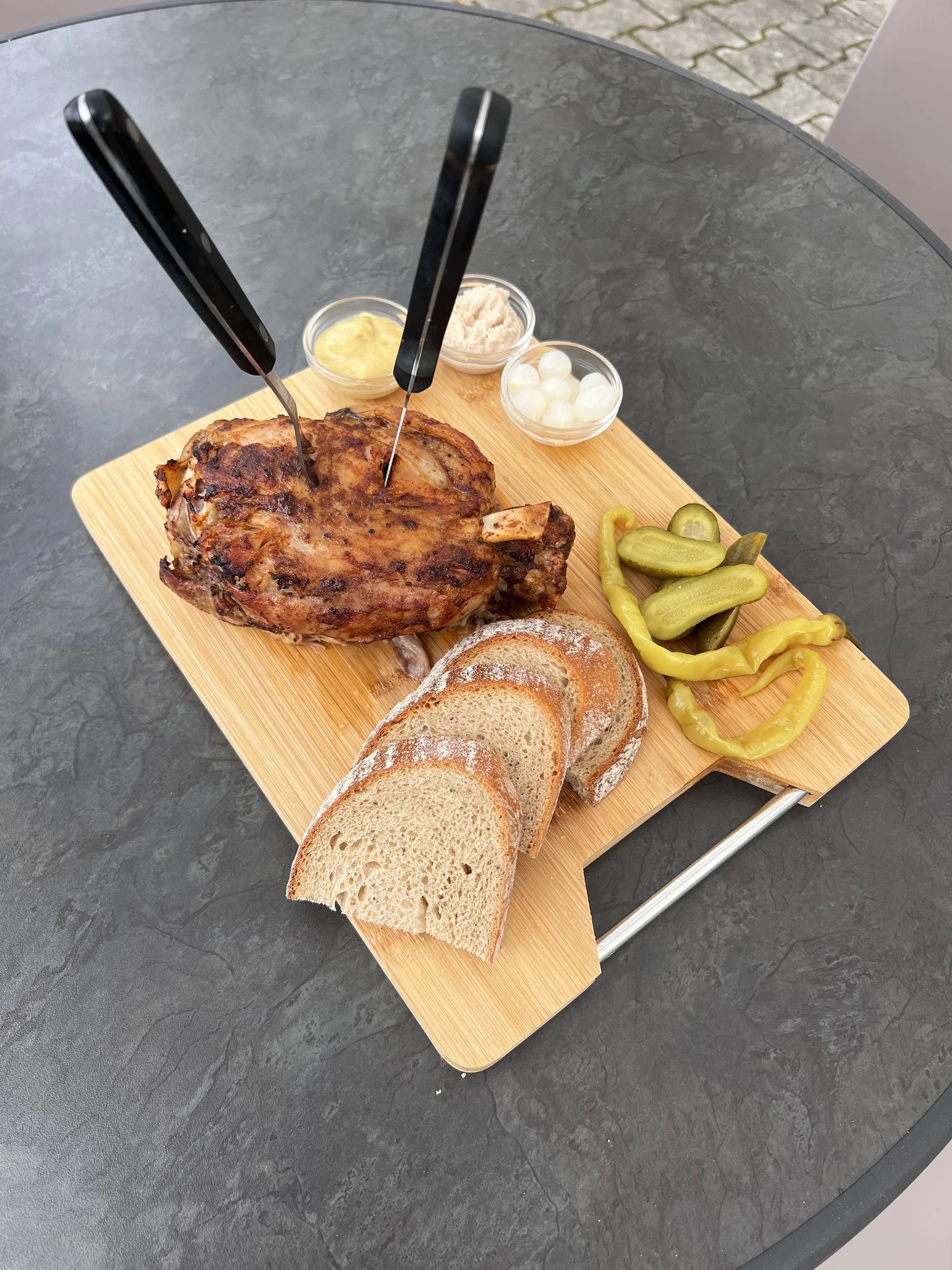 Pečené vepřové koleno o váze 1,1 kg nebo 800g porce žeber s chlebem