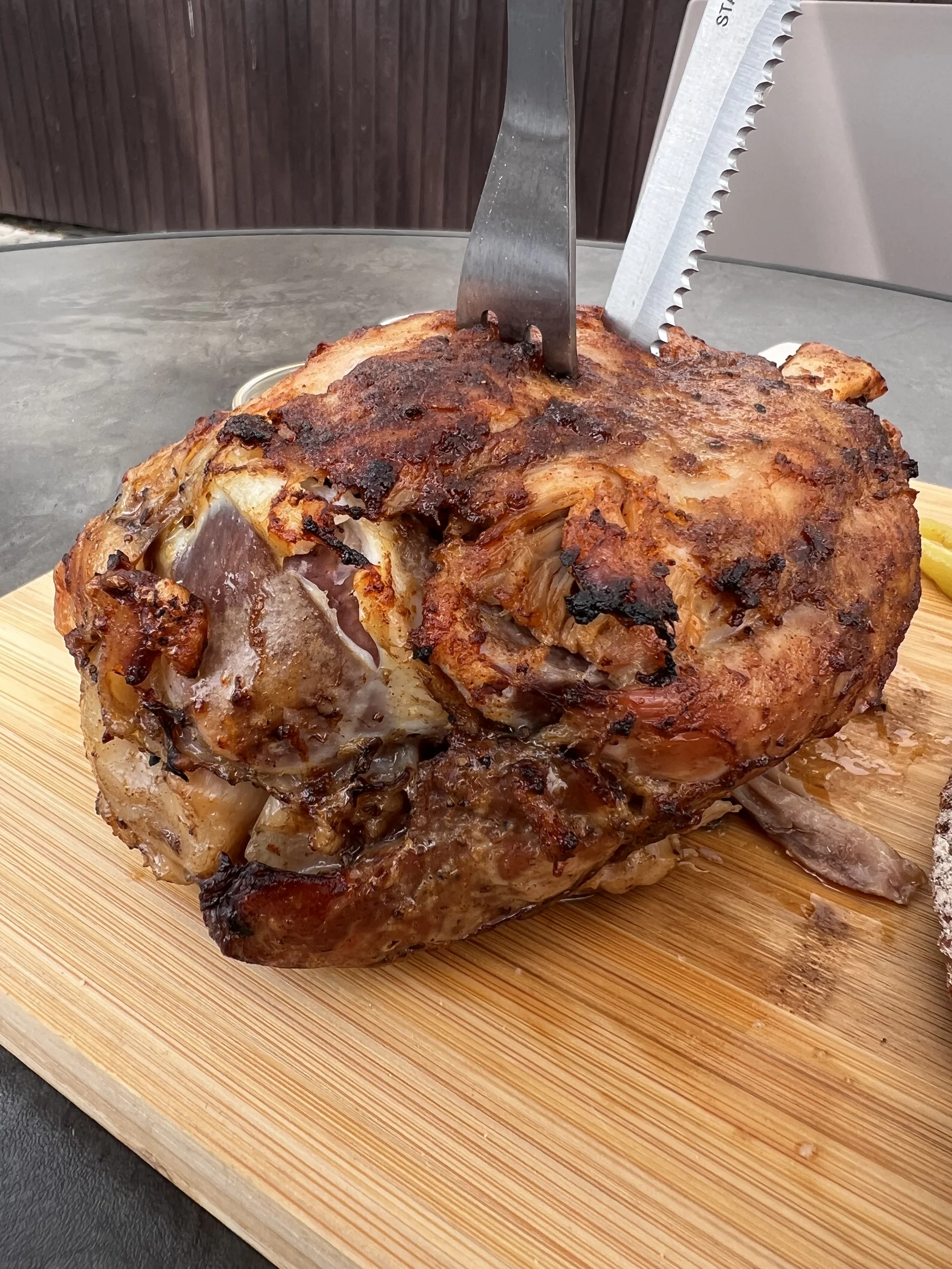 Pečené vepřové koleno o váze 1,1 kg nebo 800g porce žeber s chlebem