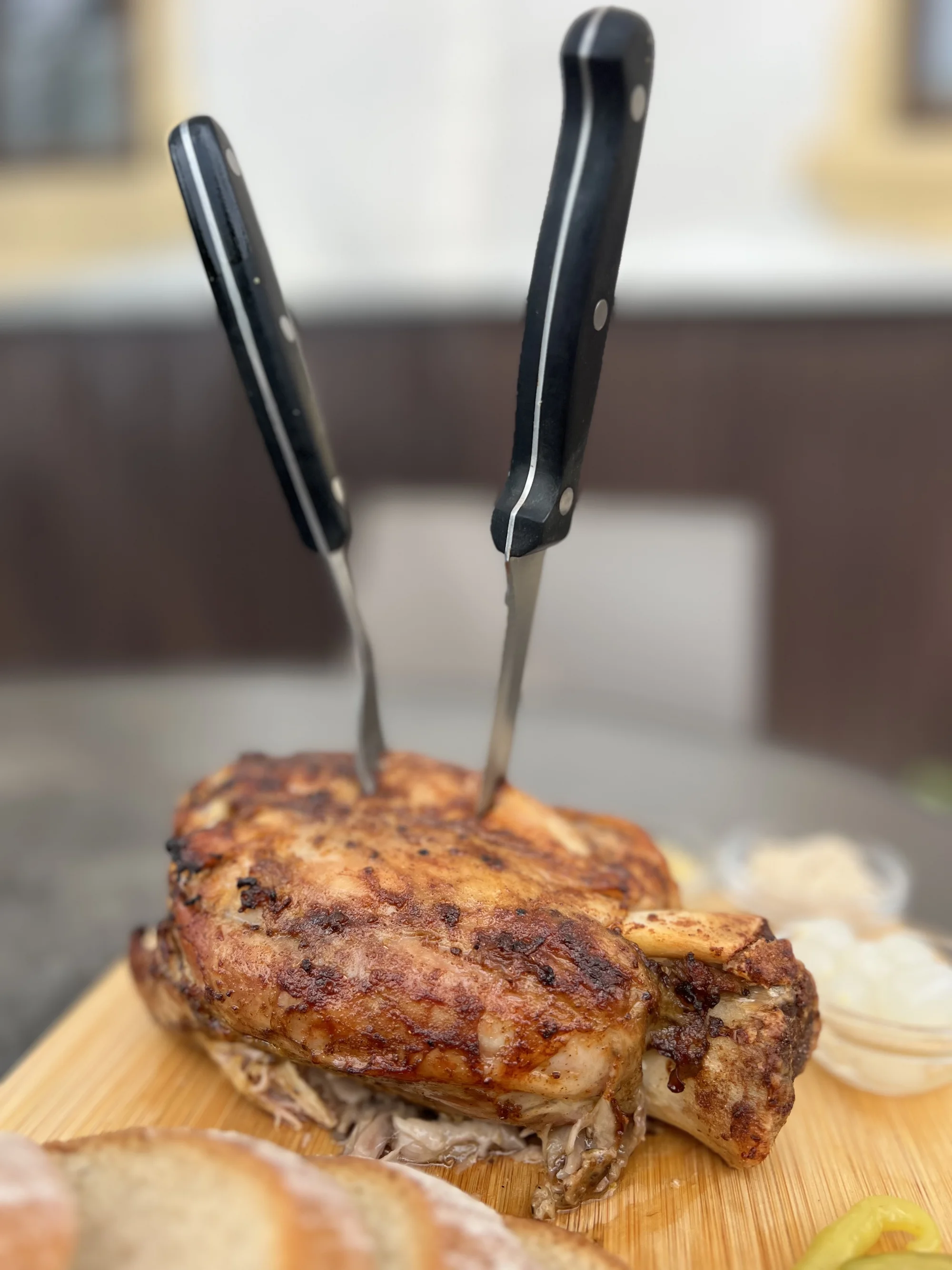 Pečené vepřové koleno o váze 1,1 kg nebo 800g porce žeber s chlebem