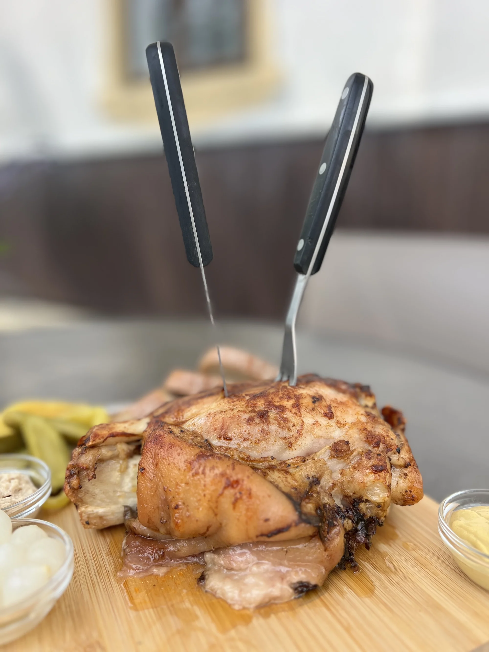 Pečené vepřové koleno o váze 1,1 kg nebo 800g porce žeber s chlebem