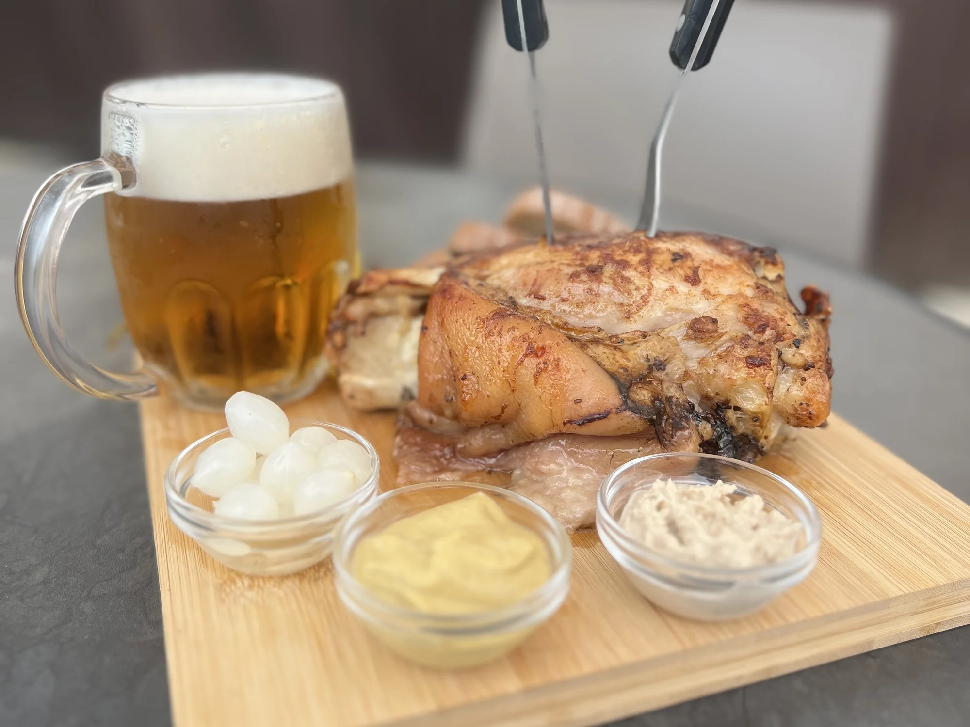 Pečené vepřové koleno o váze 1,1 kg nebo 800g porce žeber s chlebem