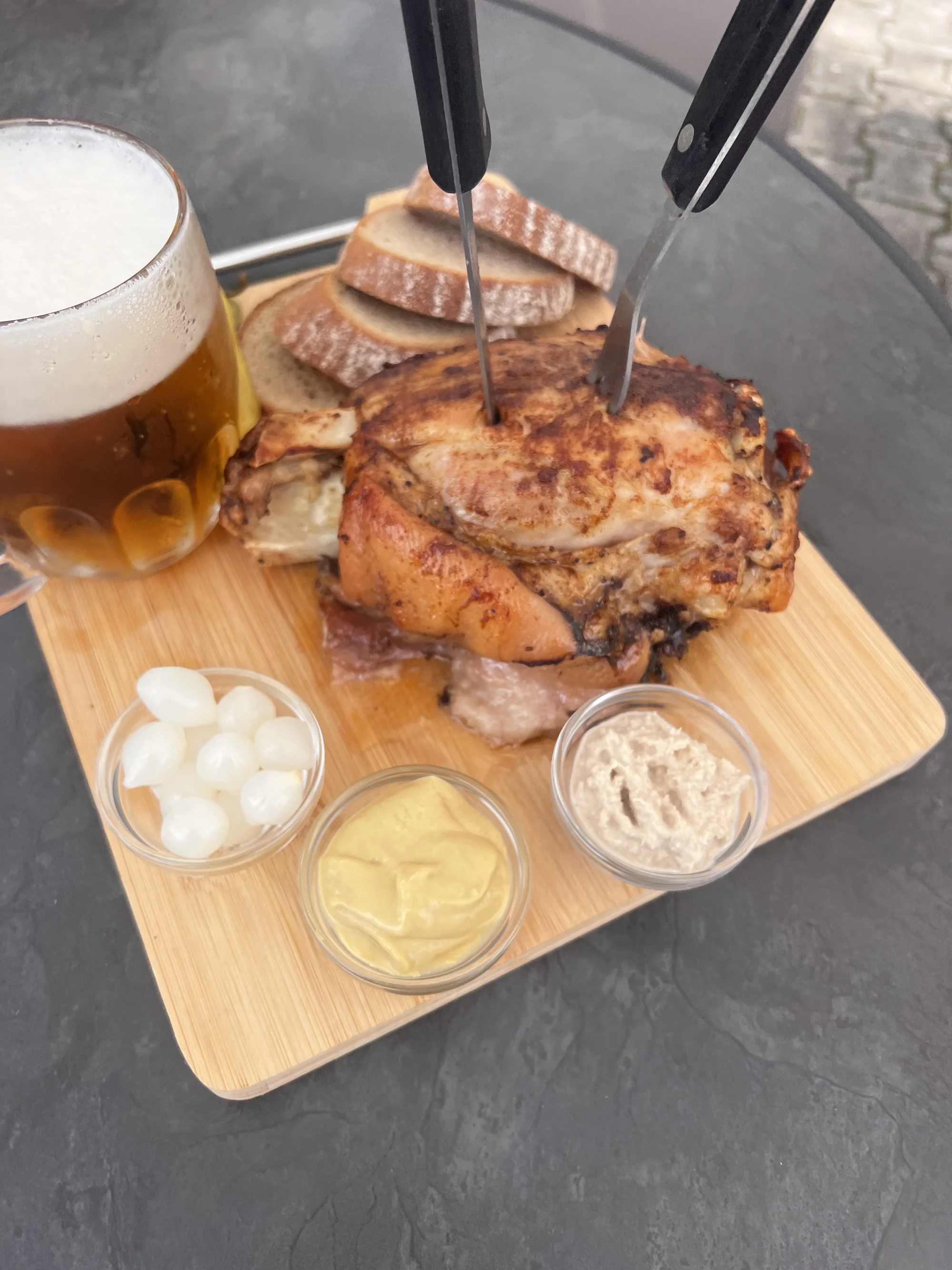 Pečené vepřové koleno o váze 1,1 kg nebo 800g porce žeber s chlebem