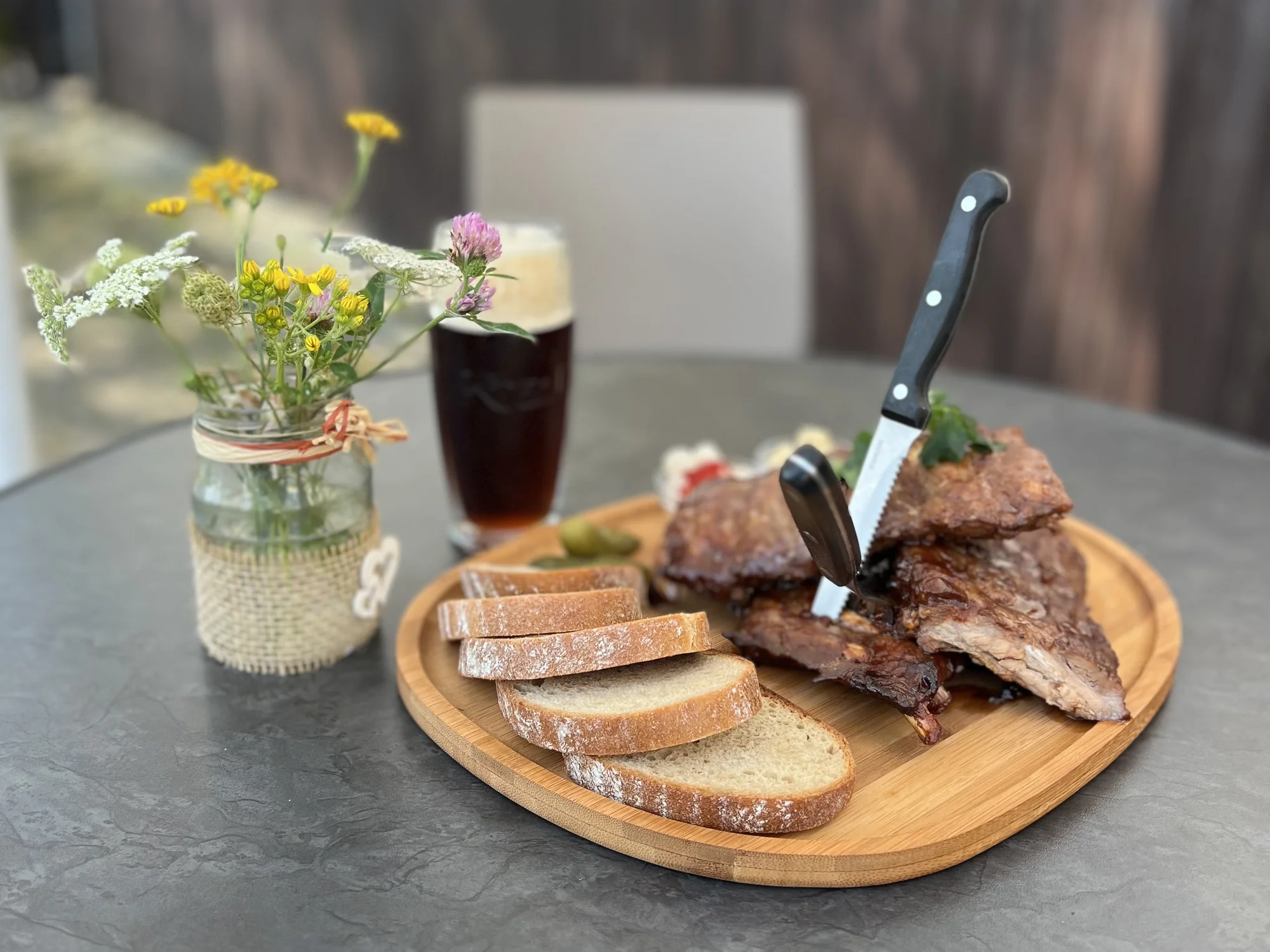 Pečené vepřové koleno o váze 1,1 kg nebo 800g porce žeber s chlebem
