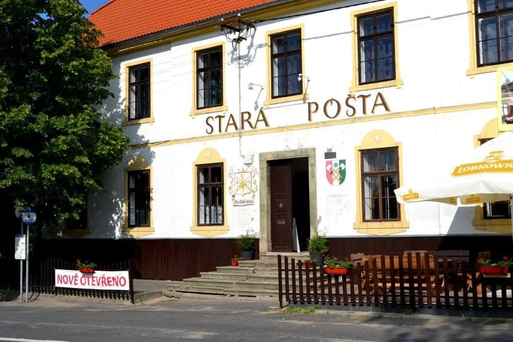 Pečené vepřové koleno o váze 1,1 kg nebo 800g porce žeber s chlebem