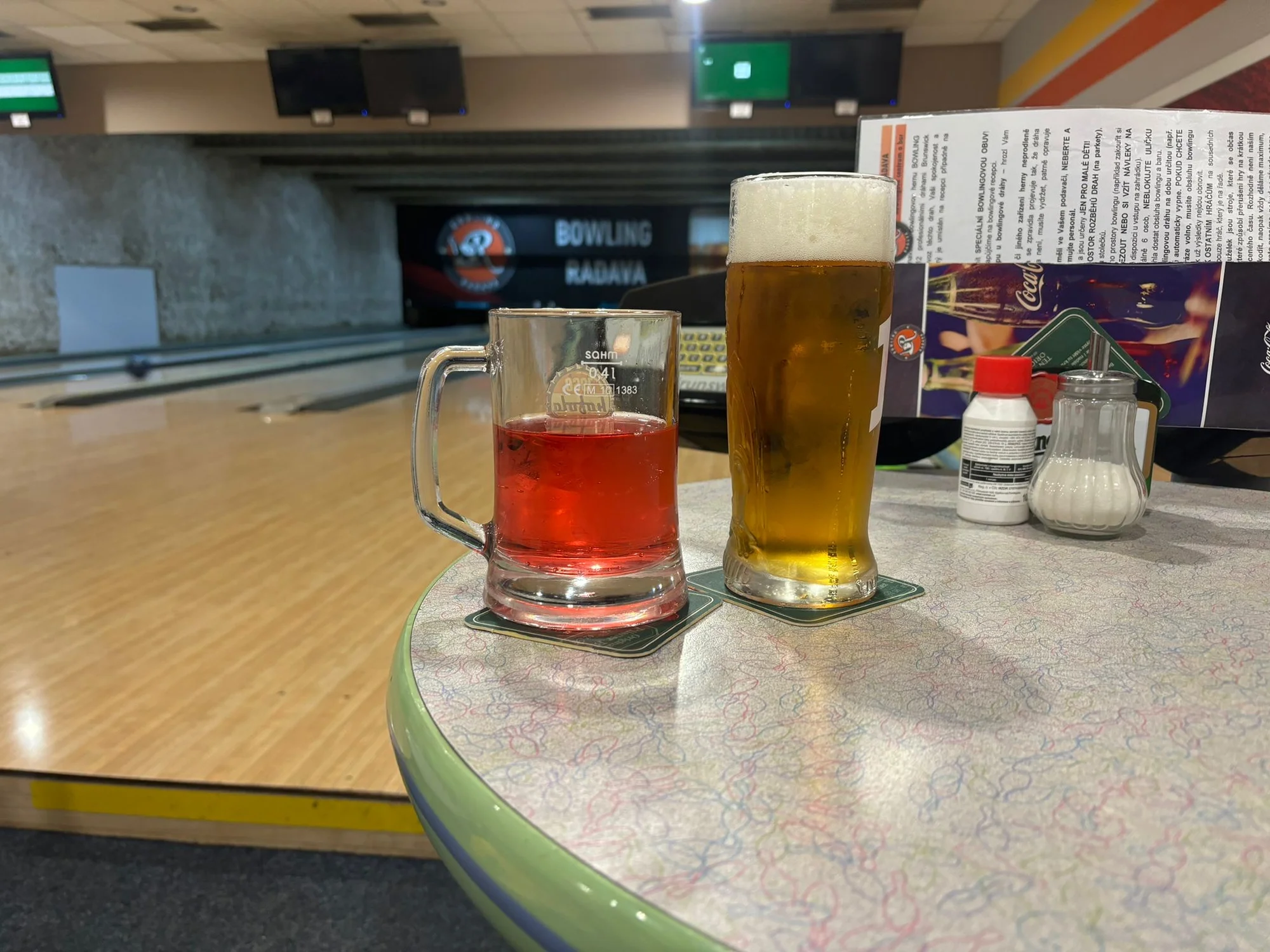 Hoďte to tam: hodina bowlingu s přáteli a 4 piva nebo točené limonády
