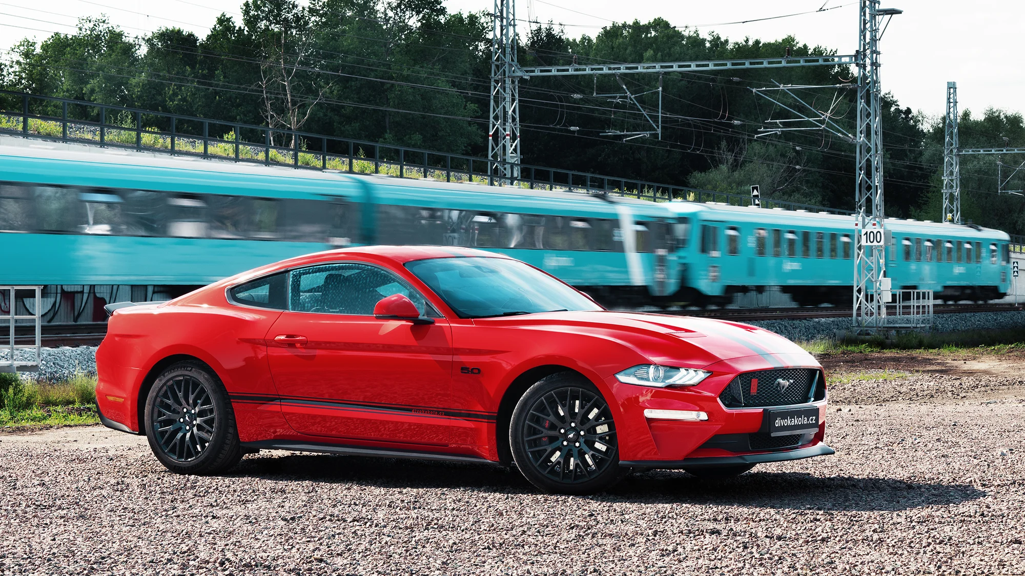 Nezapomenutelný zážitek: jízda nebo pronájem legendárního Fordu Mustang 5.0 V8 Coyote