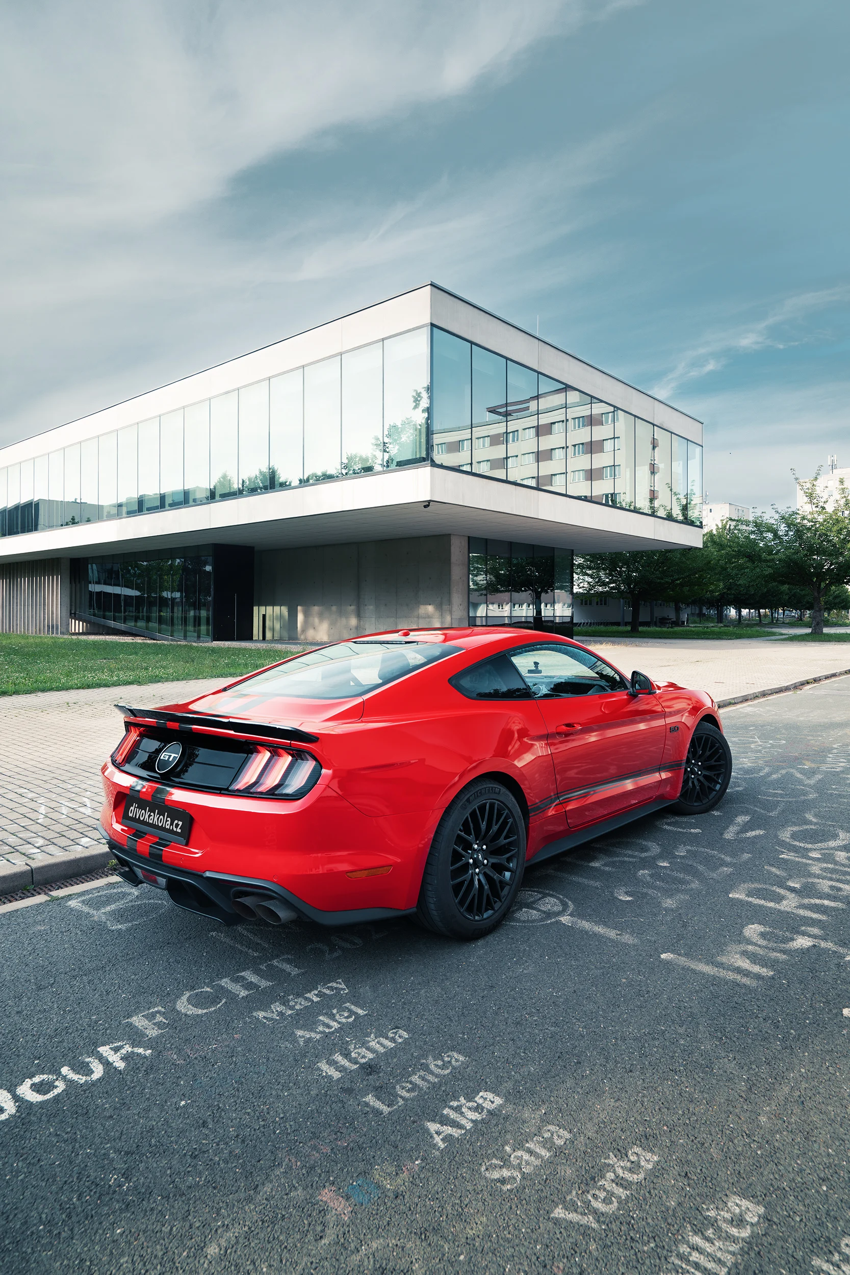 Nezapomenutelný zážitek: jízda nebo pronájem legendárního Fordu Mustang 5.0 V8 Coyote