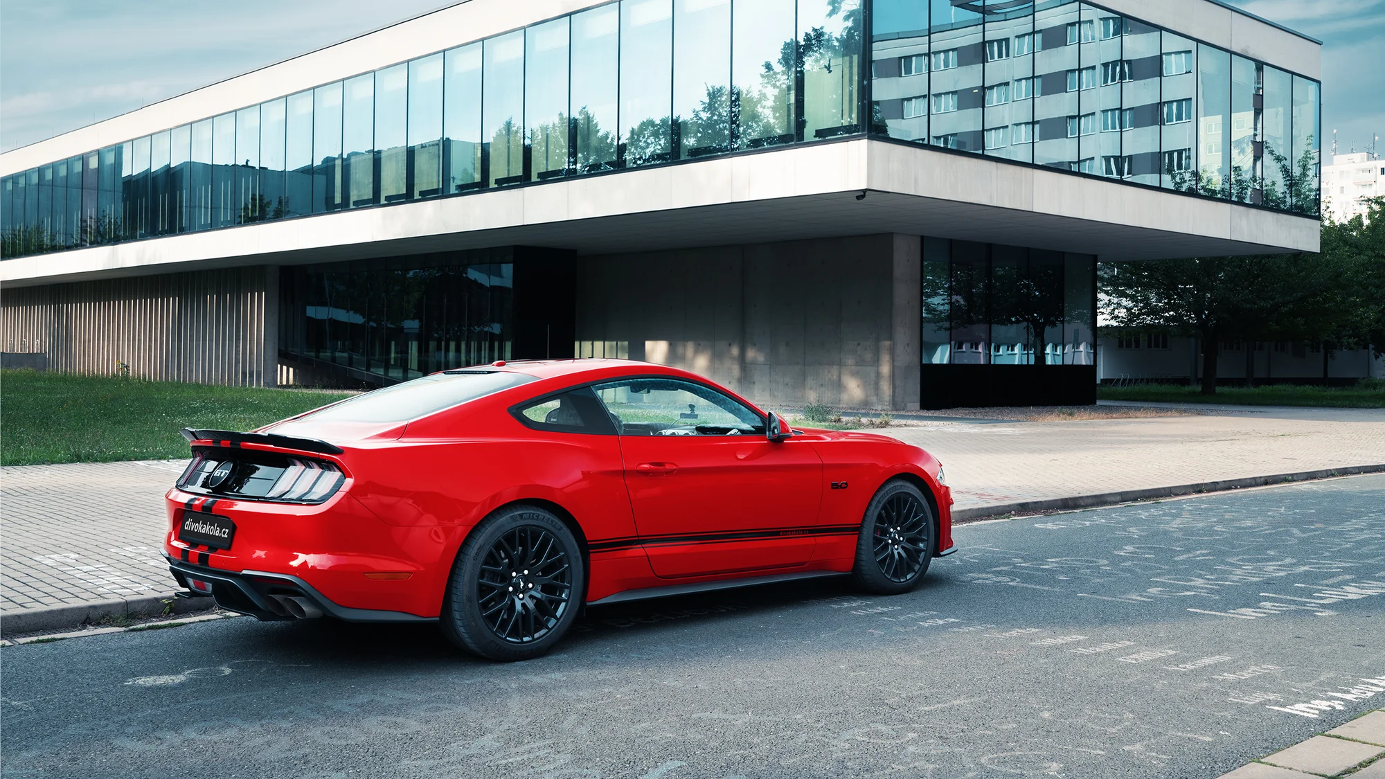 Nezapomenutelný zážitek: jízda nebo pronájem legendárního Fordu Mustang 5.0 V8 Coyote