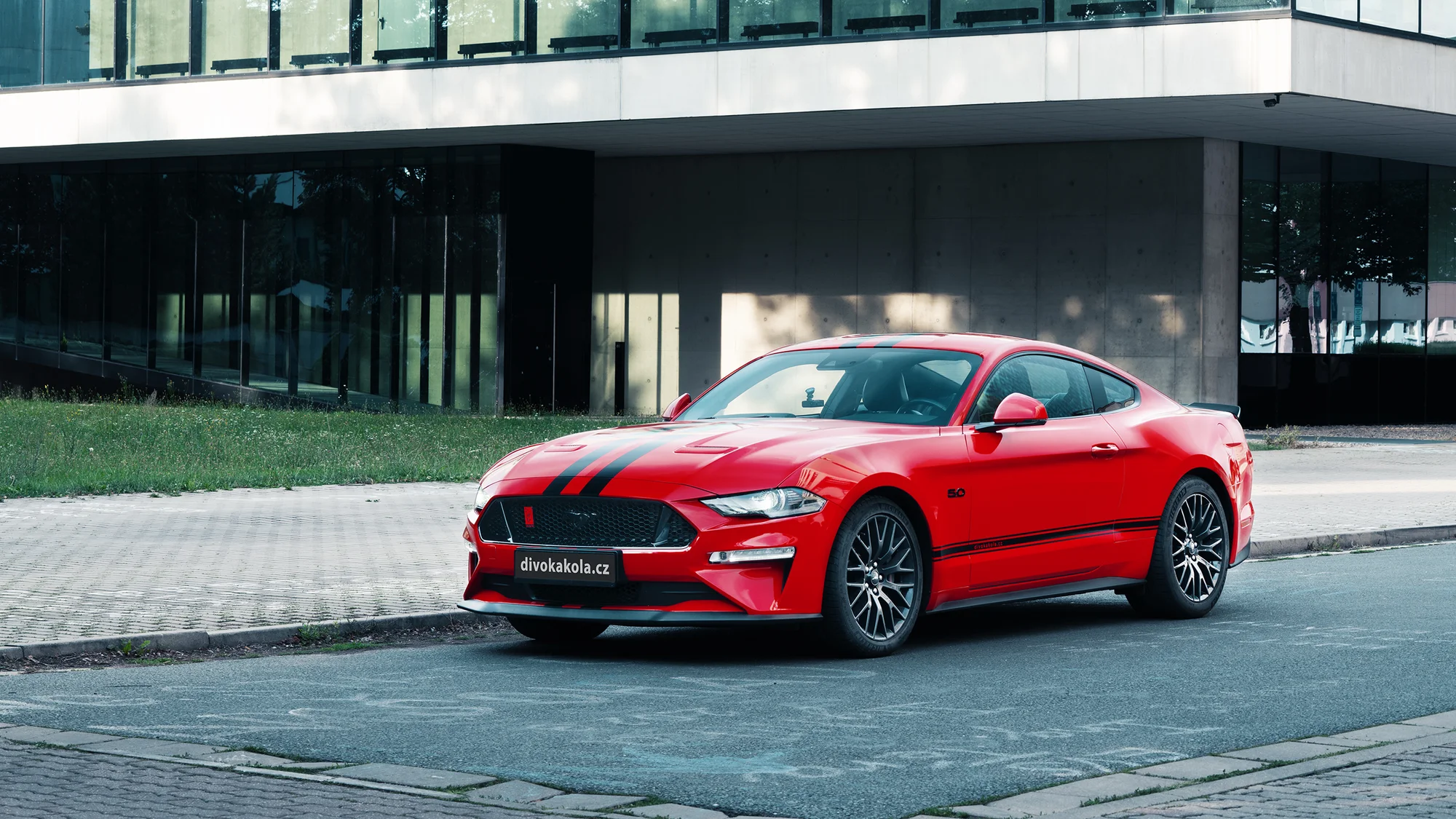 Nezapomenutelný zážitek: jízda nebo pronájem legendárního Fordu Mustang 5.0 V8 Coyote