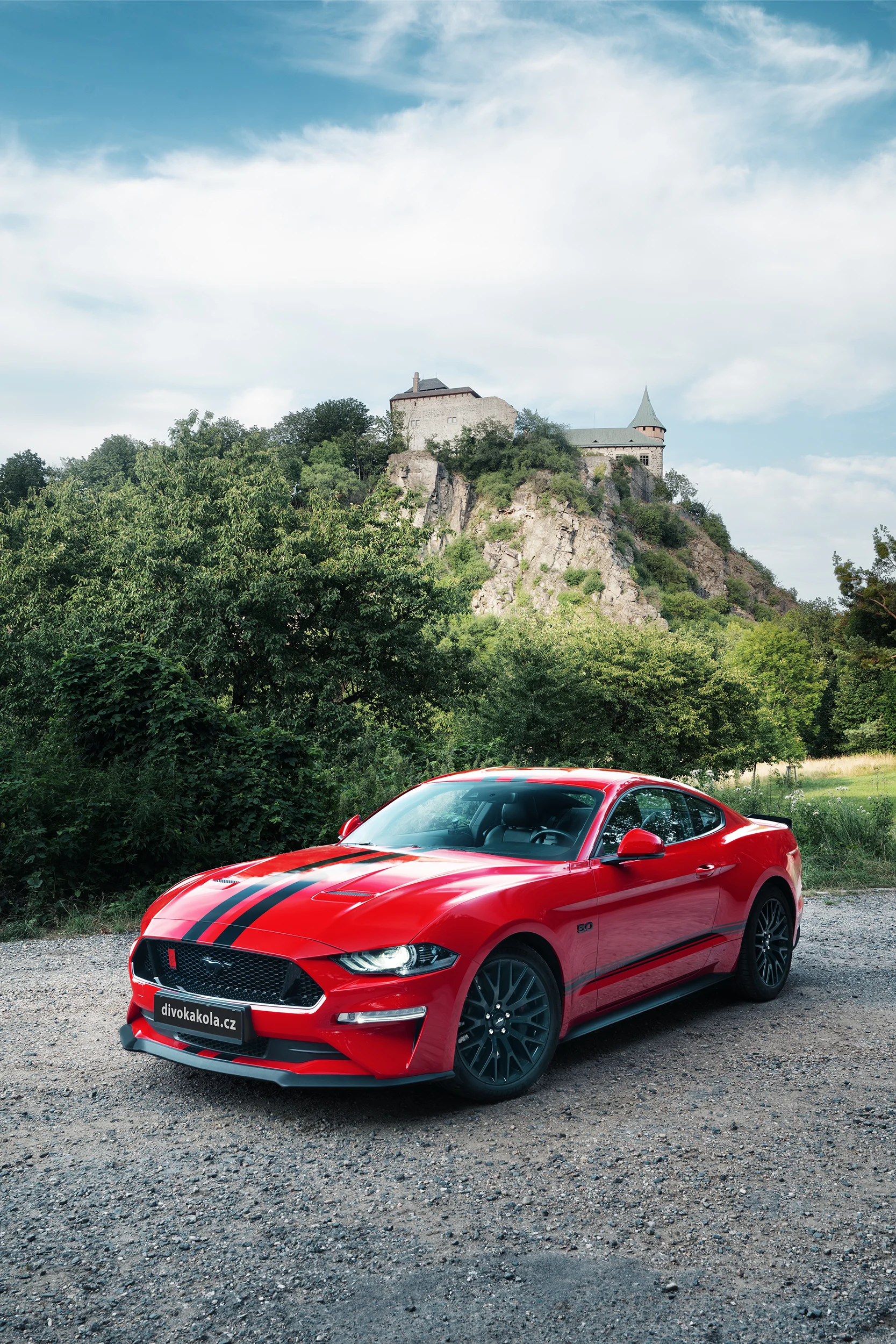 Nezapomenutelný zážitek: jízda nebo pronájem legendárního Fordu Mustang 5.0 V8 Coyote