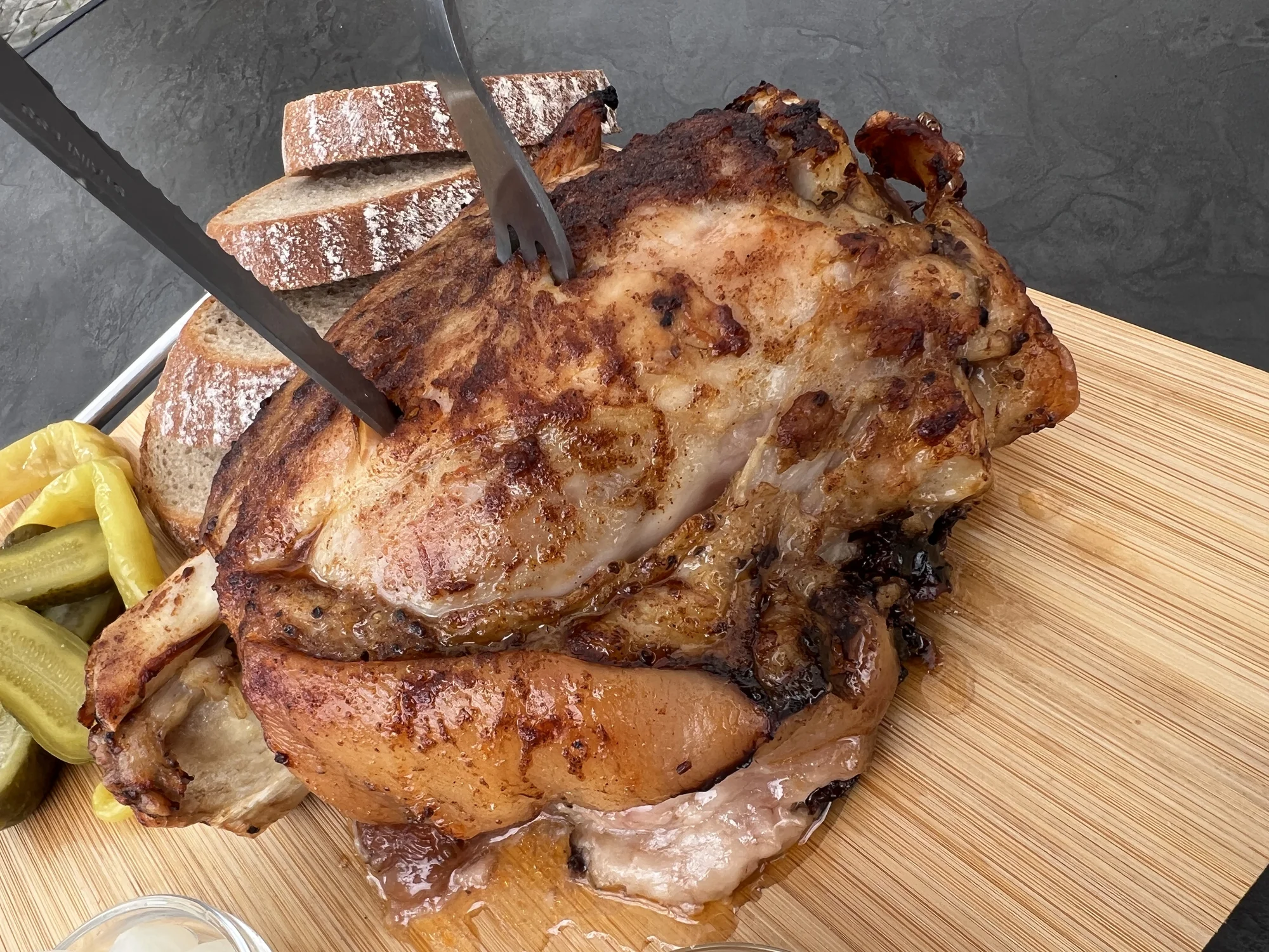 Pečené vepřové koleno o váze 1,1 kg nebo 800g porce žeber s chlebem