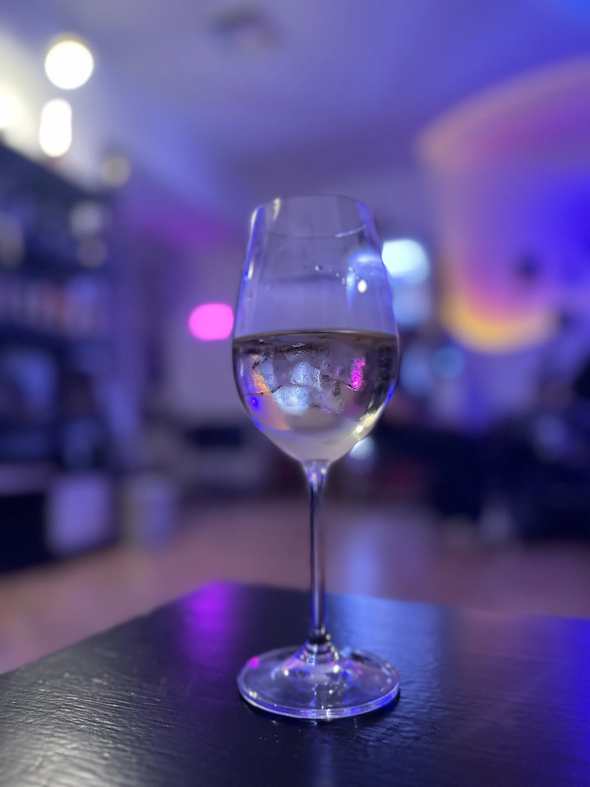 Malování s vínem pro jednoho, pár i partu přátel vč. plátna a pomůcek