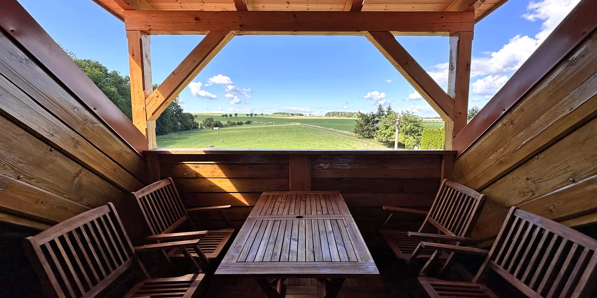 Útulné apartmány na farmě v Posázaví s výhledem na pastviny, vlastní sýrárna i bistro