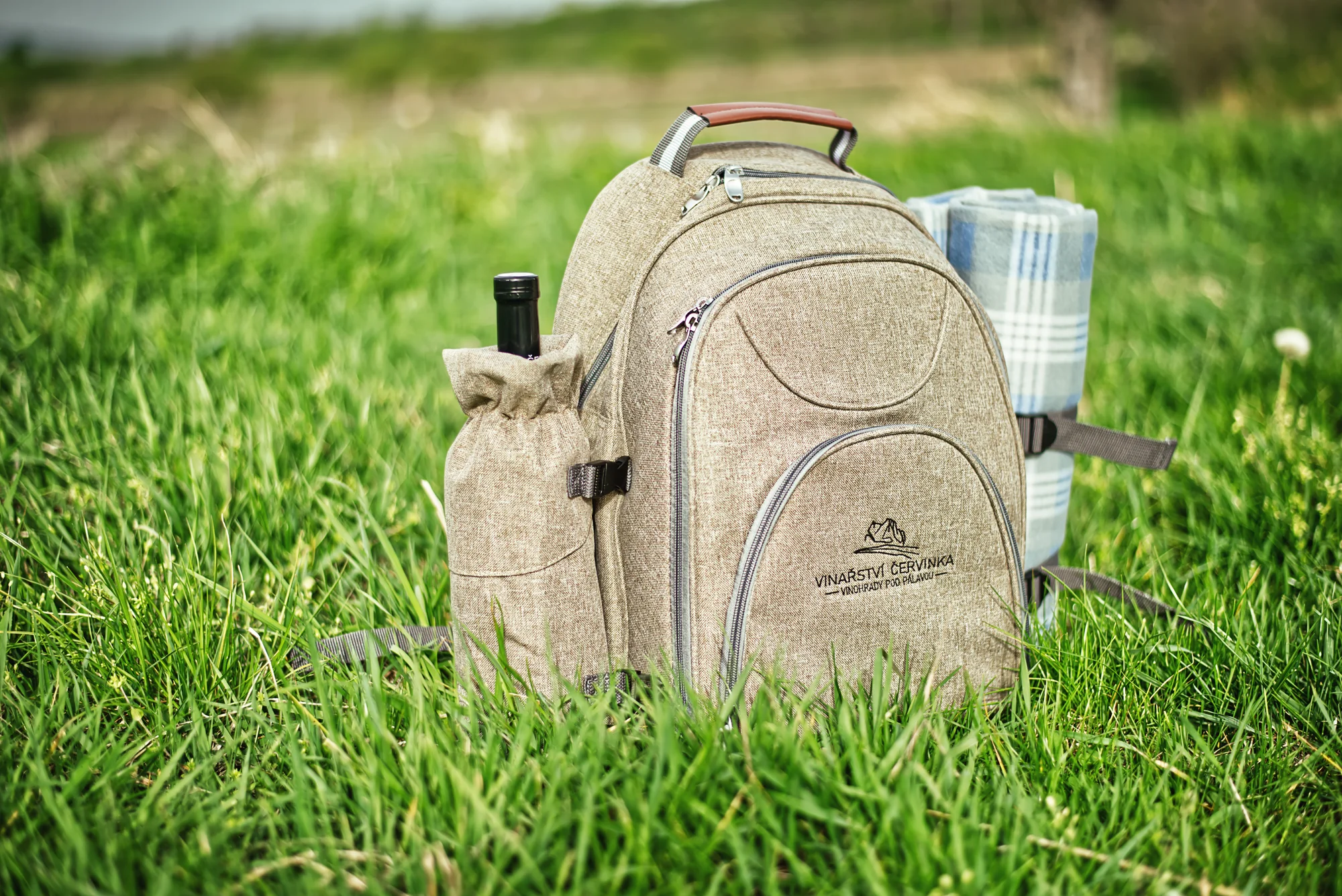 Piknik ve vinici pro 2 osoby: piknikový set s vínem, frizzante i občerstvením