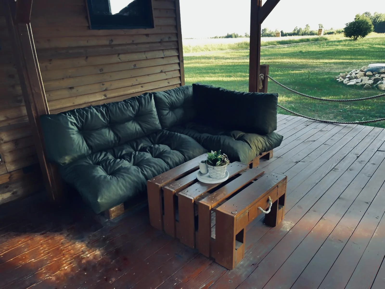 Relax ve stylové maringotce u Dvora Králové pro dva: kuchyňka i terasa s ohništěm