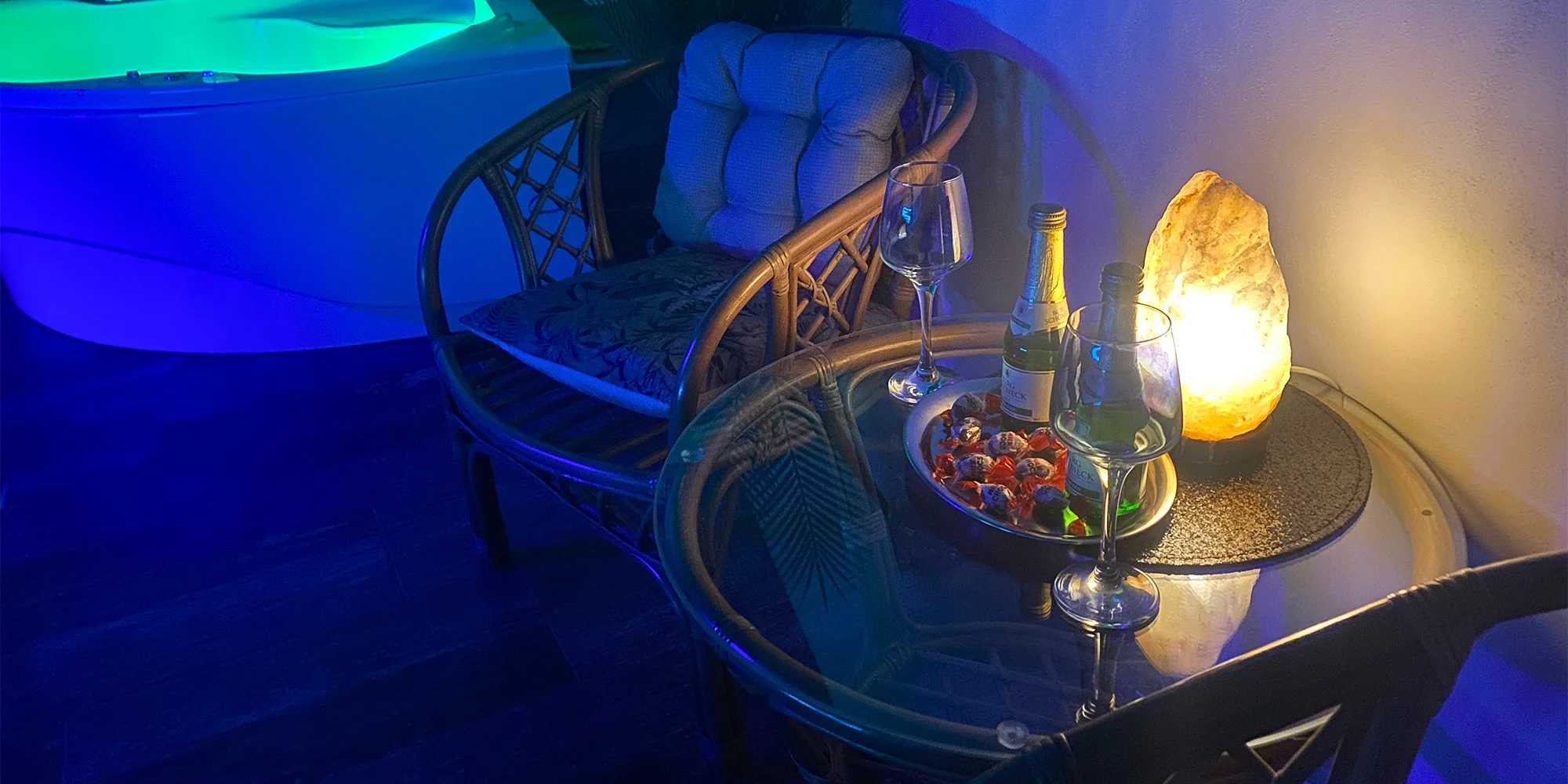 2 hodiny v privátní vířivce a sauně pro dva včetně prosecca a vody