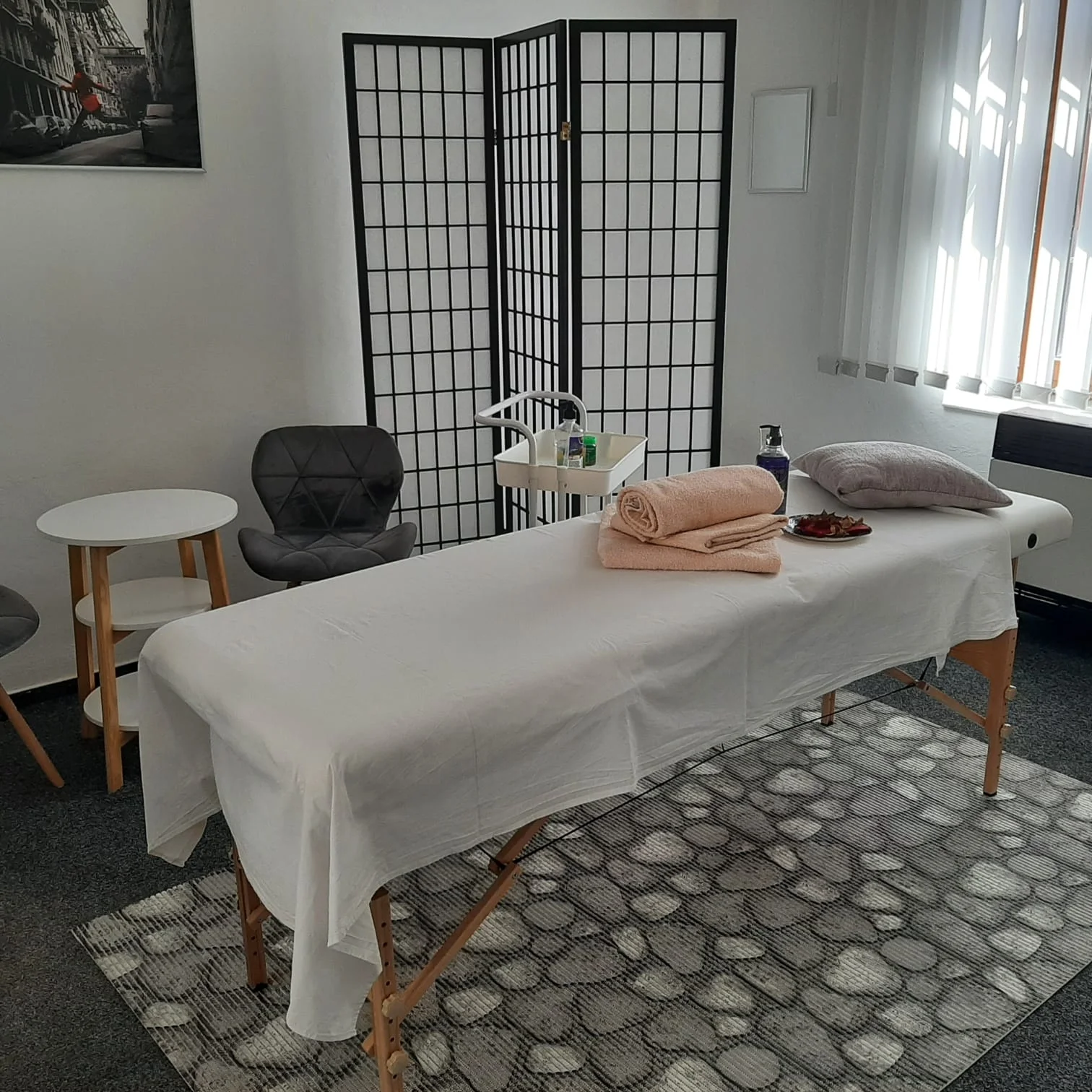Relaxační procedura v délce 90 minut: masáž zad a šíje, bahenní zábal i masáž a parafín na ruce