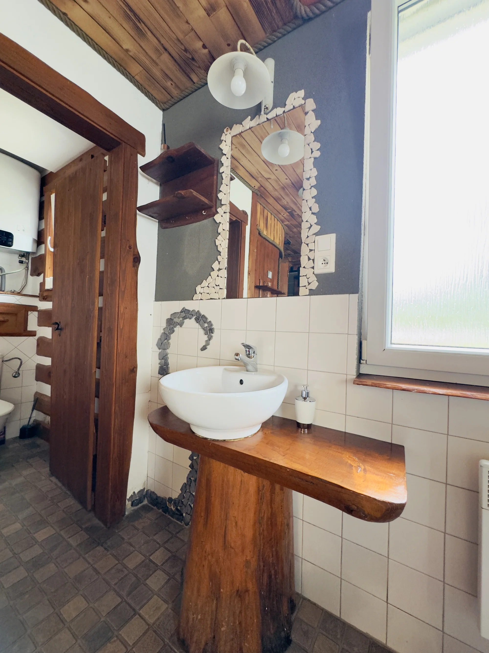 Wellness relax na Třeboňsku: roubenka se saunou, vířivkou i koupacím sudem