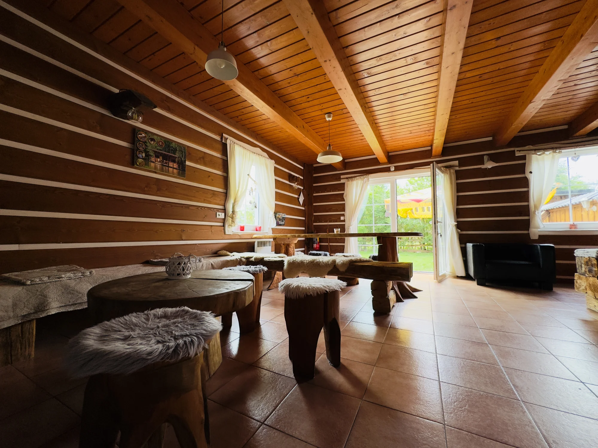 Wellness relax na Třeboňsku: roubenka se saunou, vířivkou i koupacím sudem