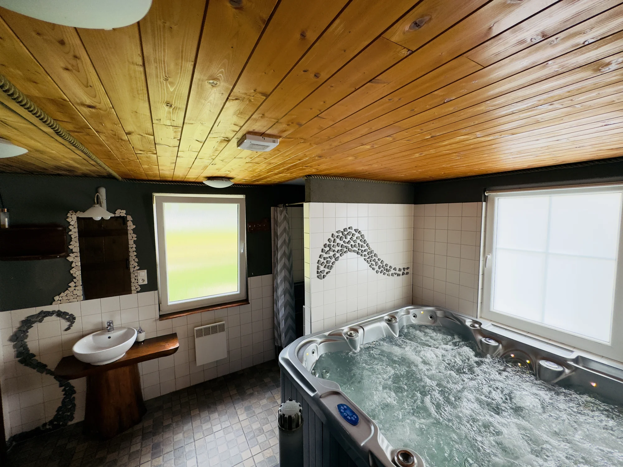 Wellness relax na Třeboňsku: roubenka se saunou, vířivkou i koupacím sudem