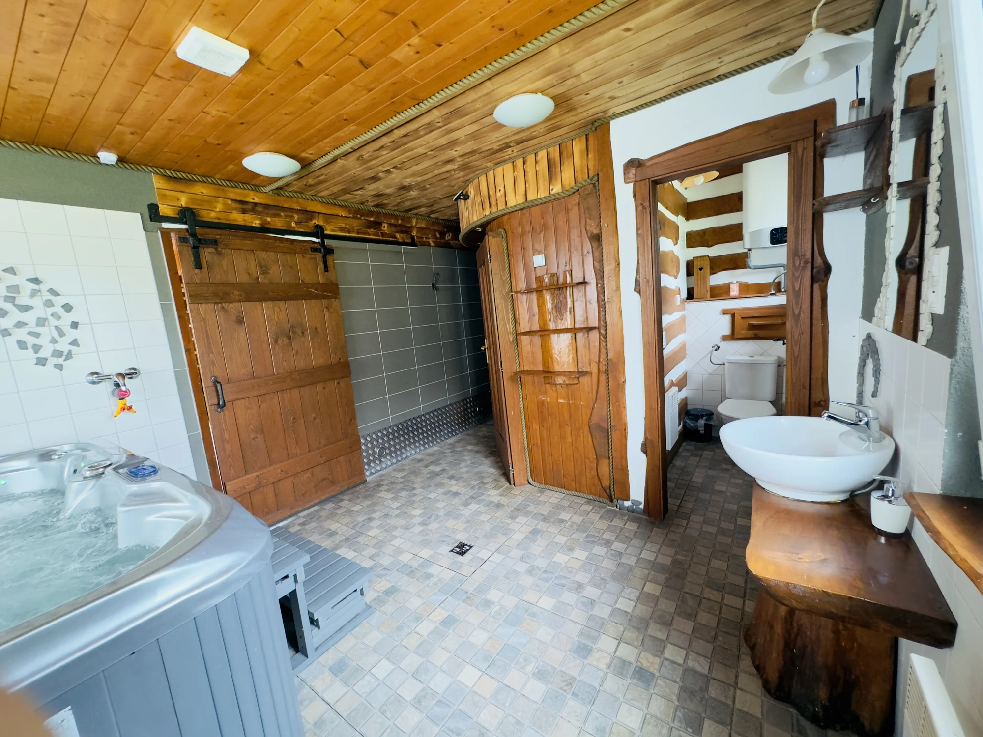 Wellness relax na Třeboňsku: roubenka se saunou, vířivkou i koupacím sudem