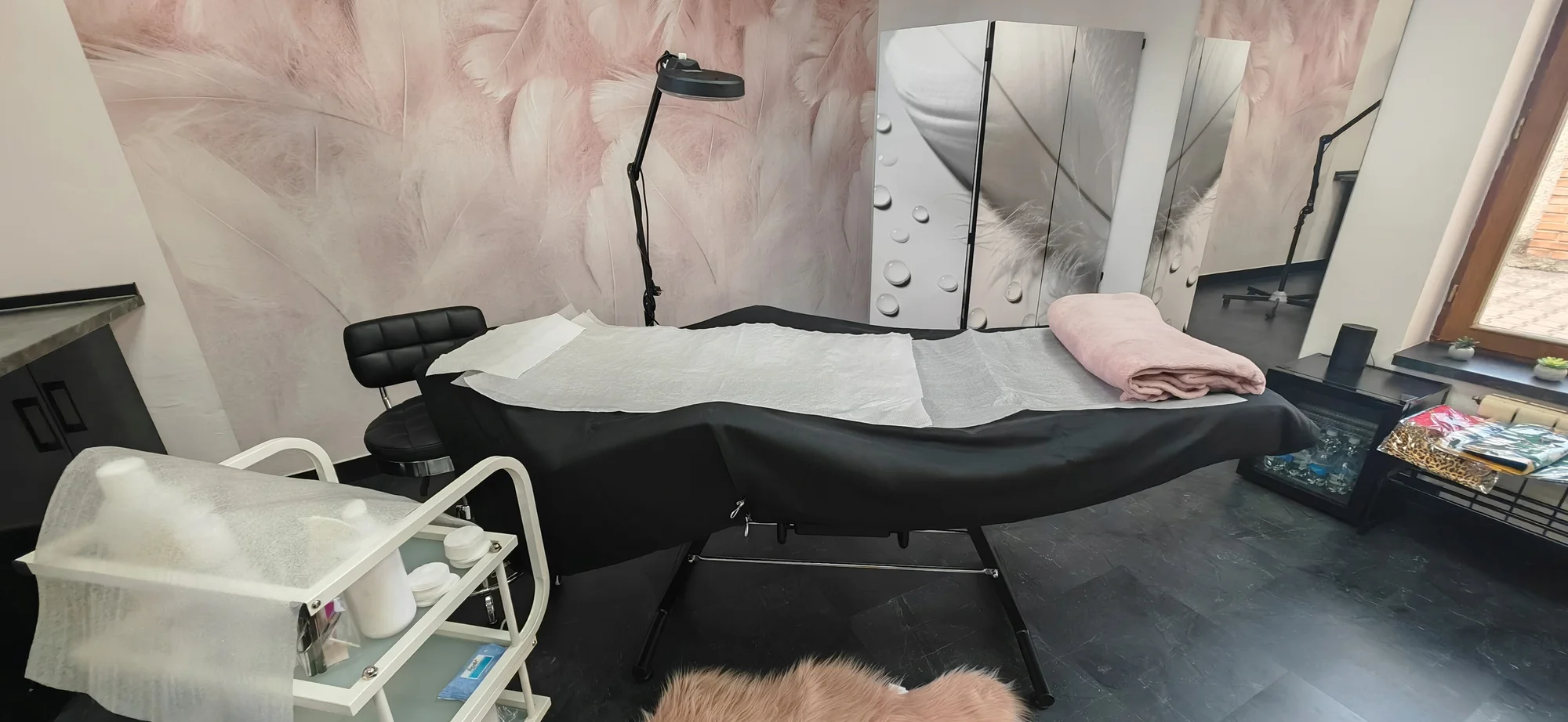 Omlazující kosmetická péče: čištění ultrazvukovou špachtlí i masáž obličeje a dekoltu